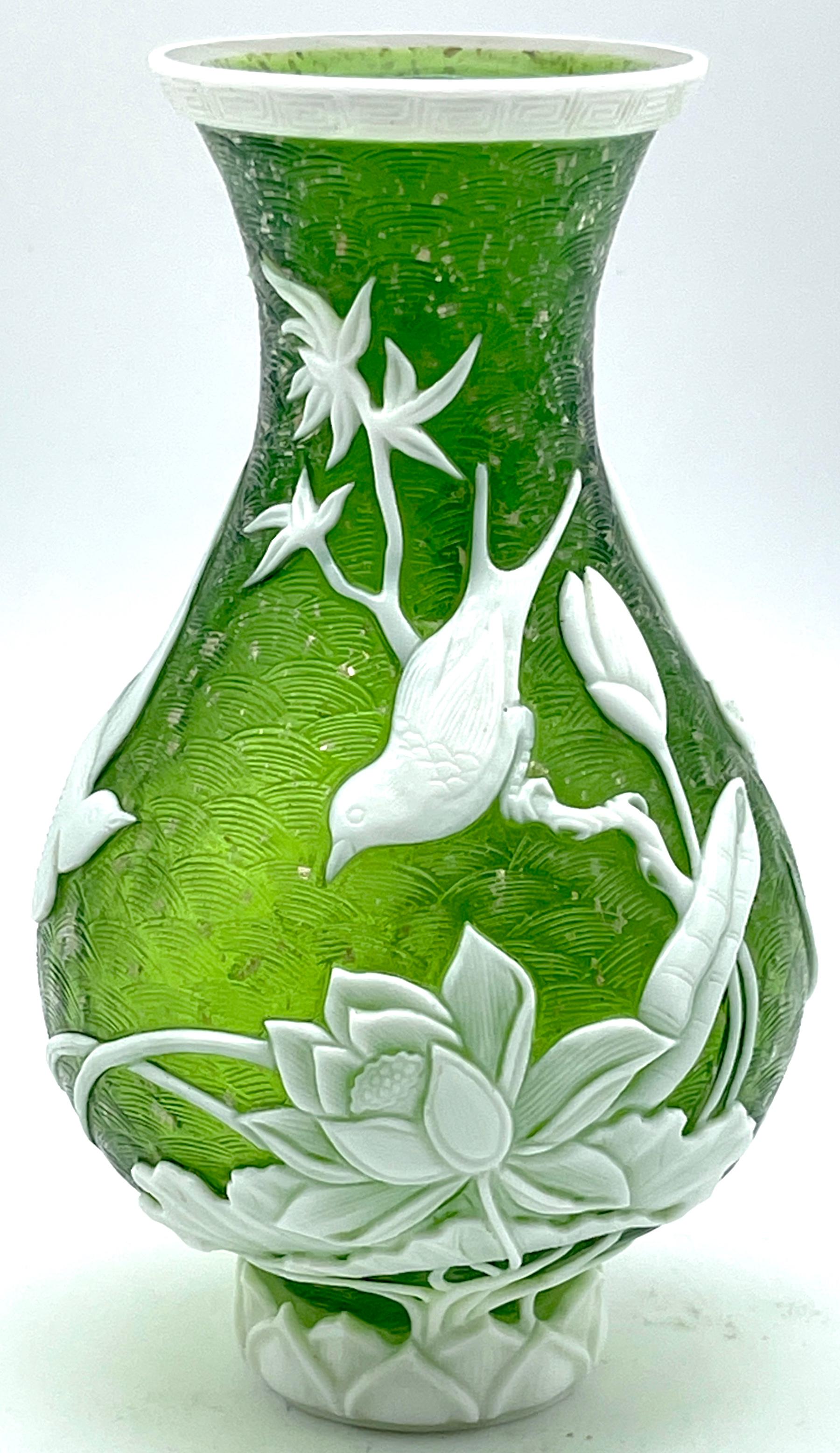 Vaso cinese in vetro di Pechino con uccelli e fiori, firmato in vendita 2