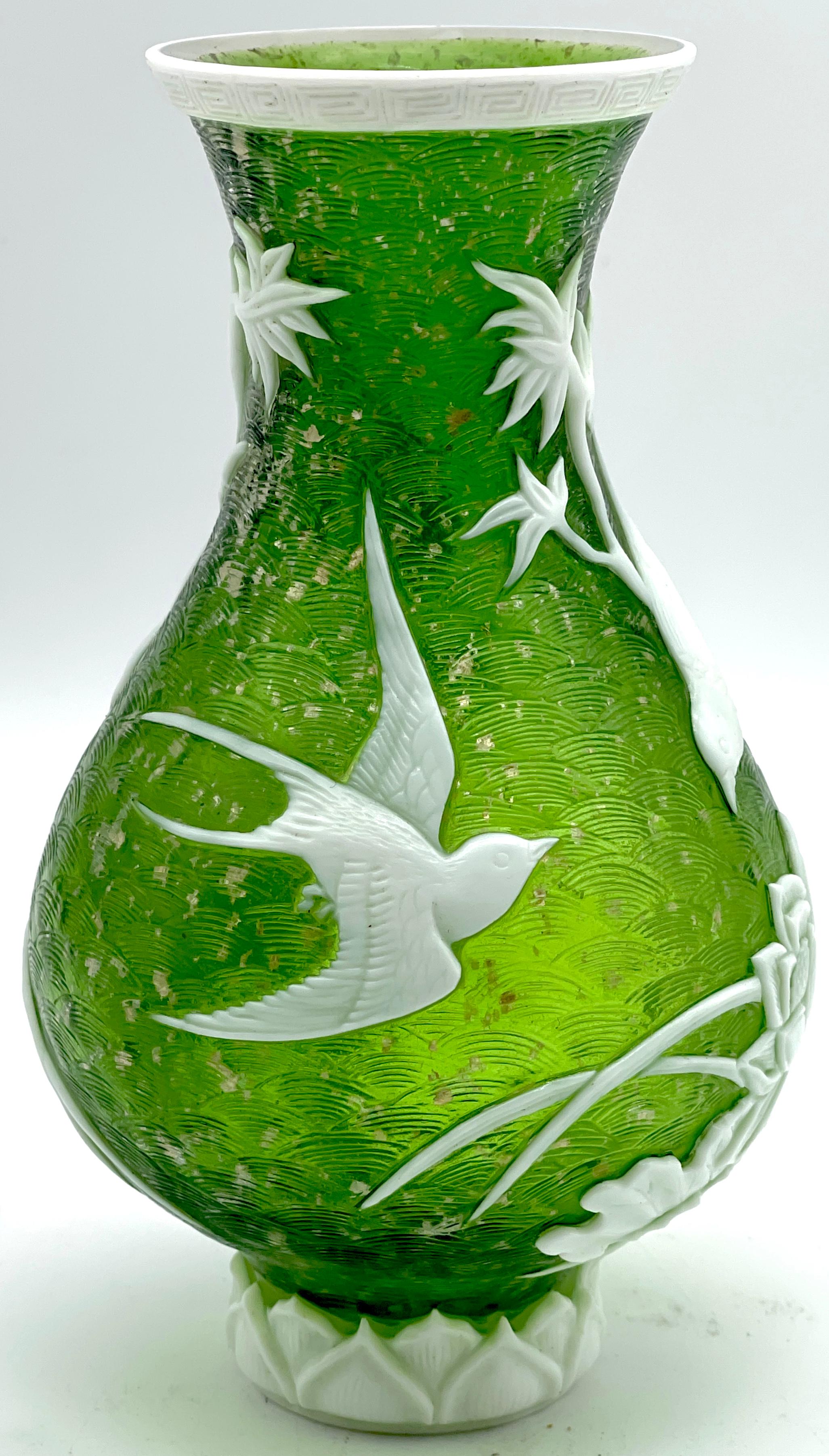 Vaso cinese in vetro di Pechino con uccelli e fiori, firmato in vendita 3