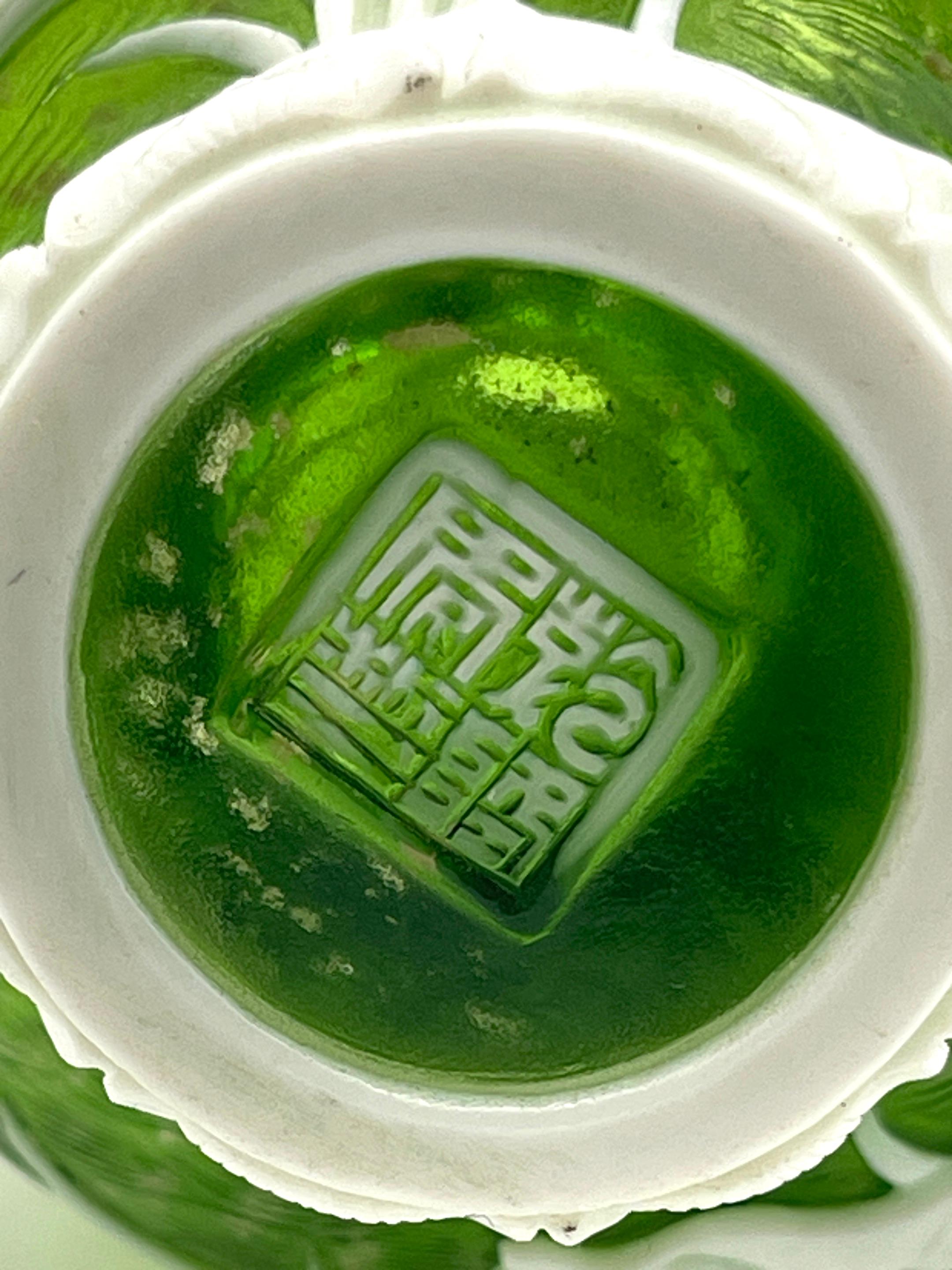 Vaso cinese in vetro di Pechino con uccelli e fiori, firmato in vendita 6