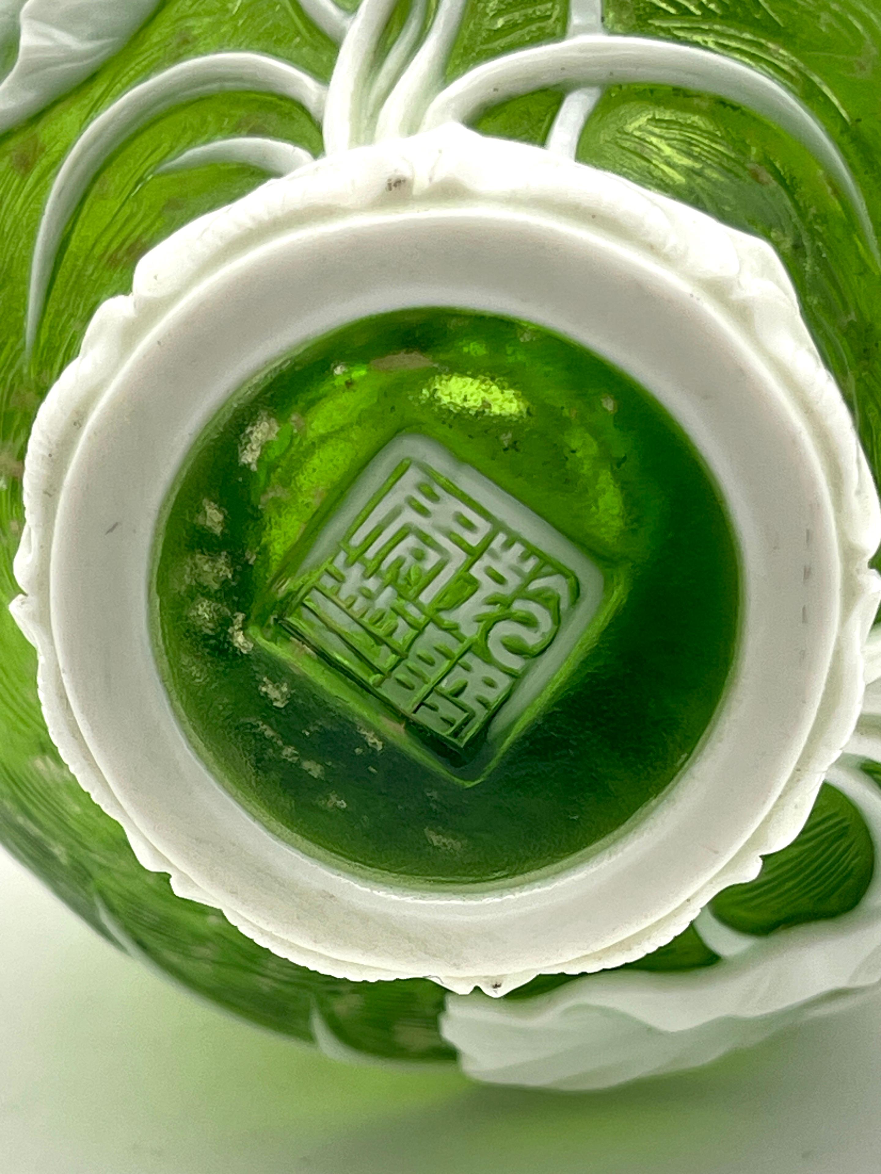 Vaso cinese in vetro di Pechino con uccelli e fiori, firmato in vendita 7