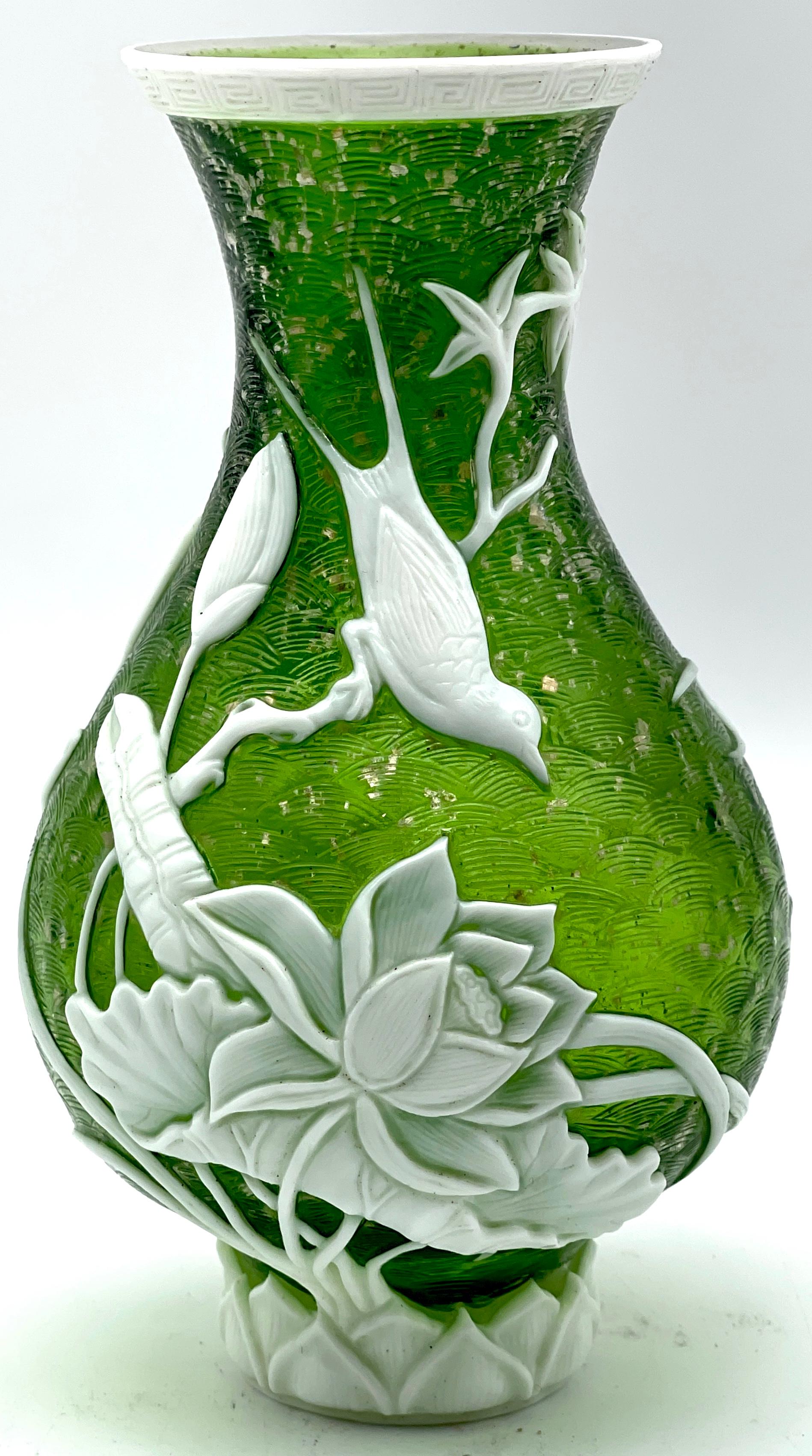 Vaso cinese in vetro di Pechino con uccelli e fiori, firmato 
Cina, XX secolo 

Un magnifico vaso in vetro di Pechino del XX secolo è una vera e propria testimonianza di squisita maestria. Questo splendido pezzo presenta uno sfondo verde smeraldo