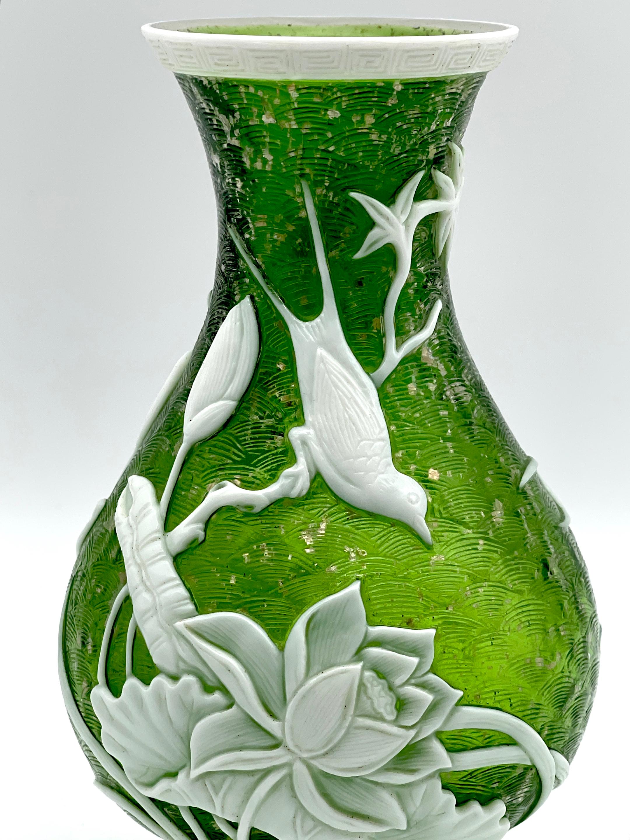 Cinese Vaso cinese in vetro di Pechino con uccelli e fiori, firmato in vendita