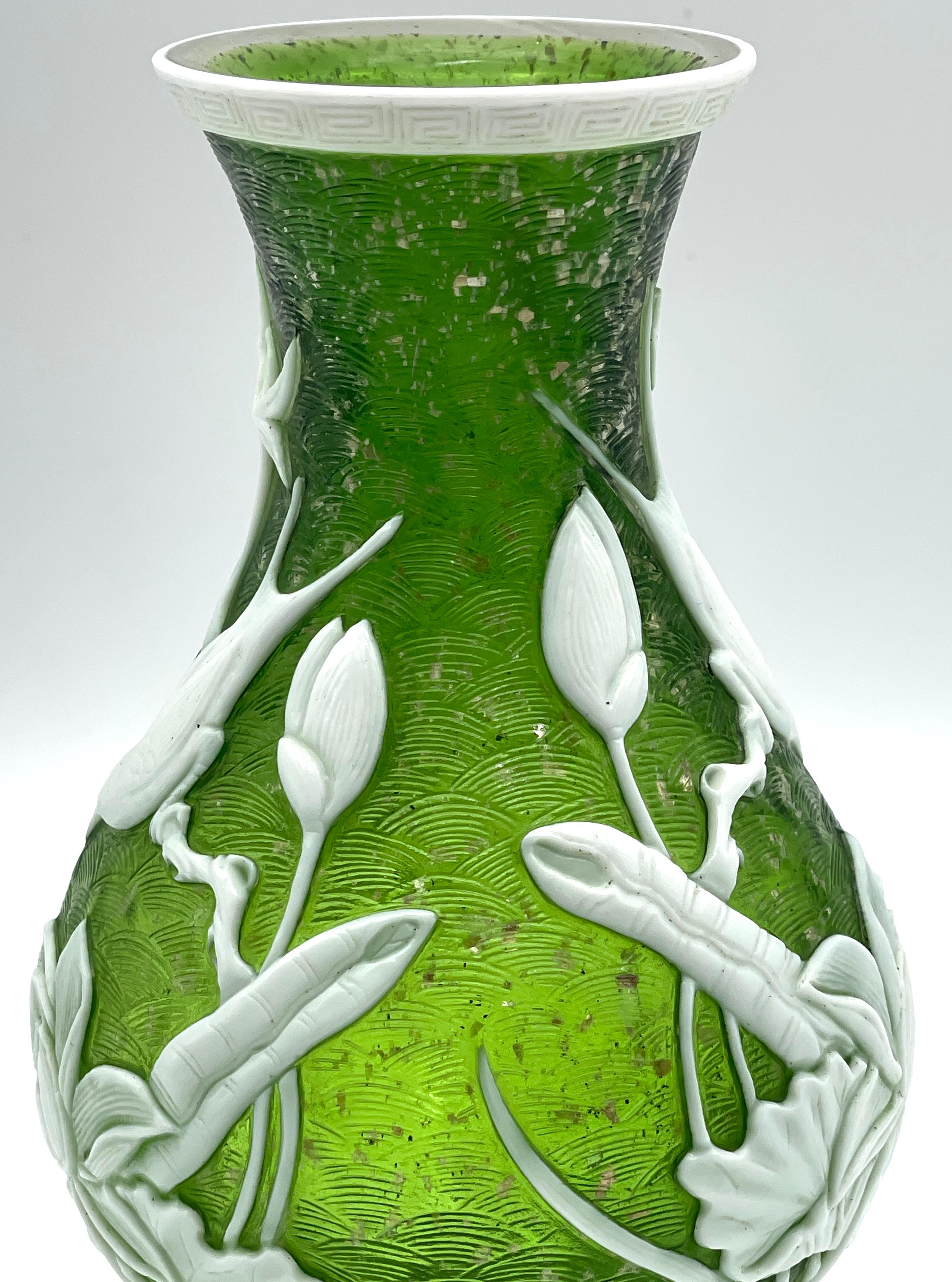 XX secolo Vaso cinese in vetro di Pechino con uccelli e fiori, firmato in vendita