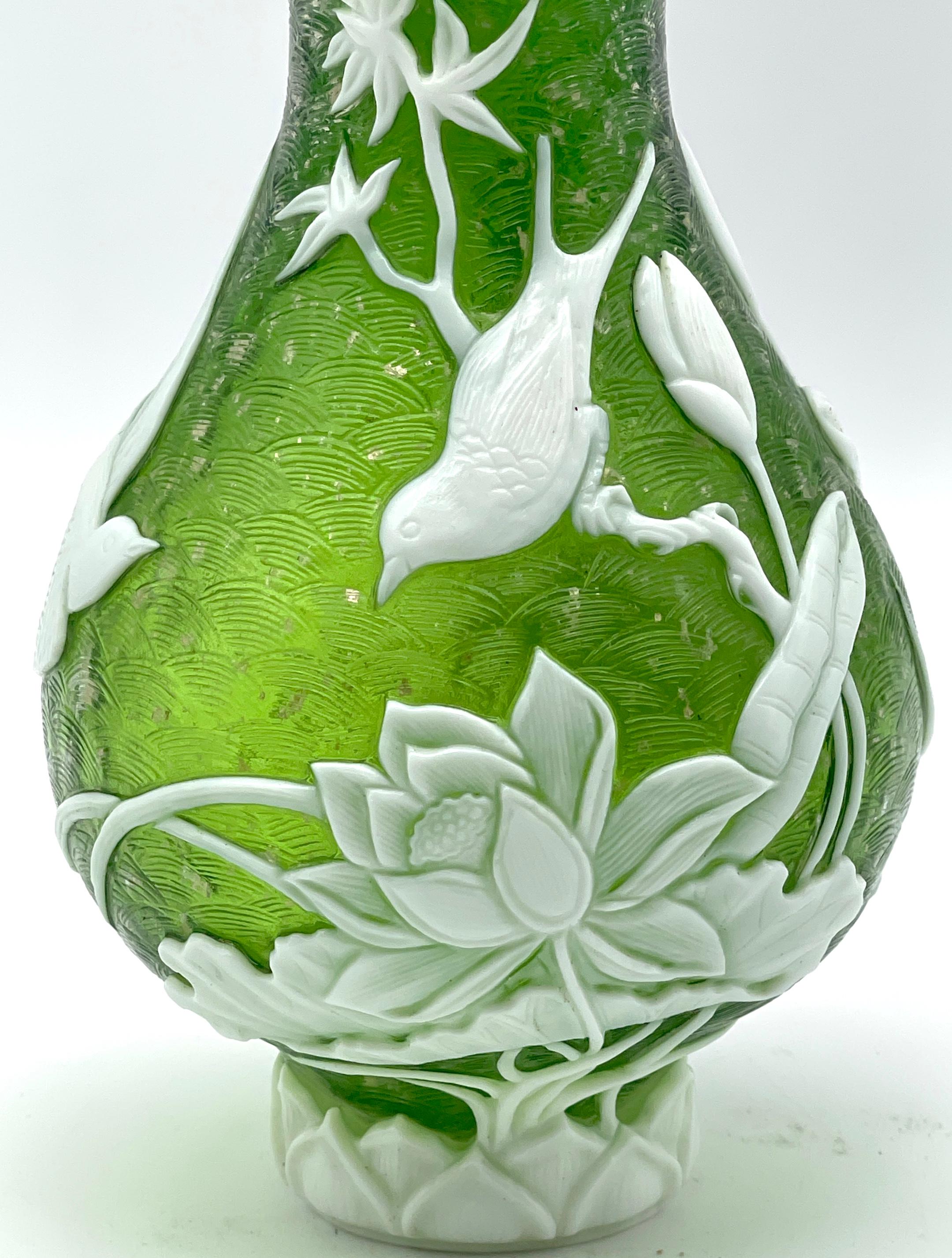 Vetro Vaso cinese in vetro di Pechino con uccelli e fiori, firmato in vendita