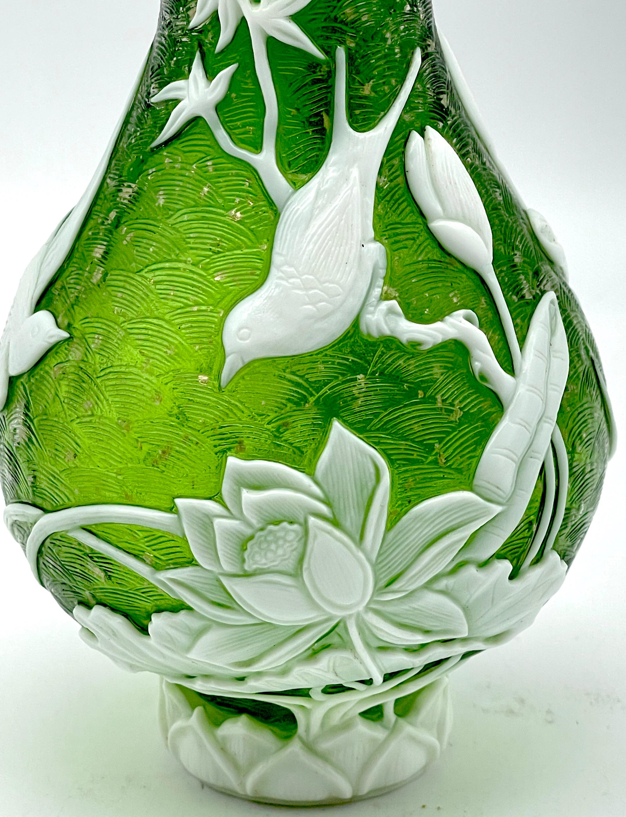 Vaso cinese in vetro di Pechino con uccelli e fiori, firmato in vendita 1