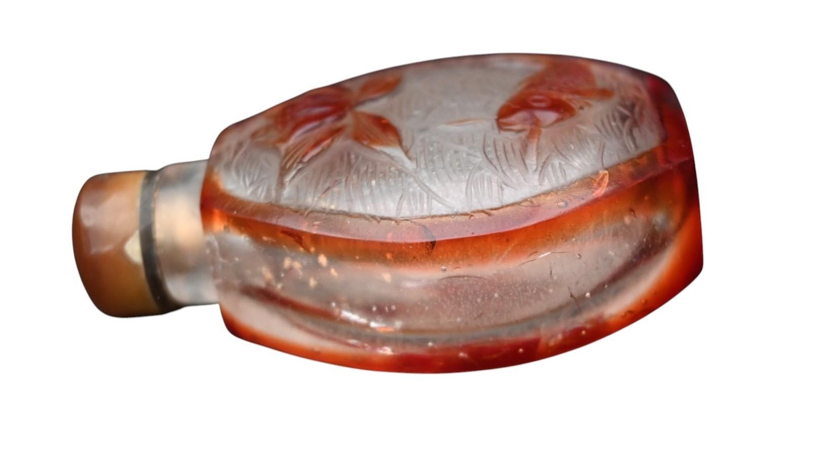 Qing Bouteille à priser en verre de Pékin - Poisson et Lotus - vers 1890-1920 en vente