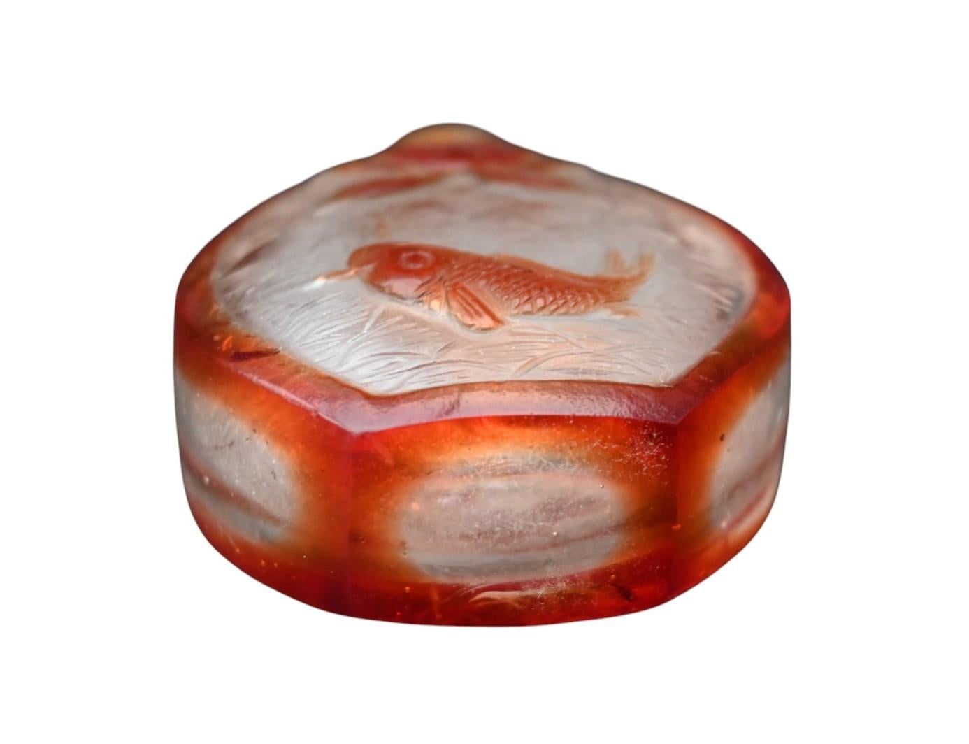 Chinois Bouteille à priser en verre de Pékin - Poisson et Lotus - vers 1890-1920 en vente