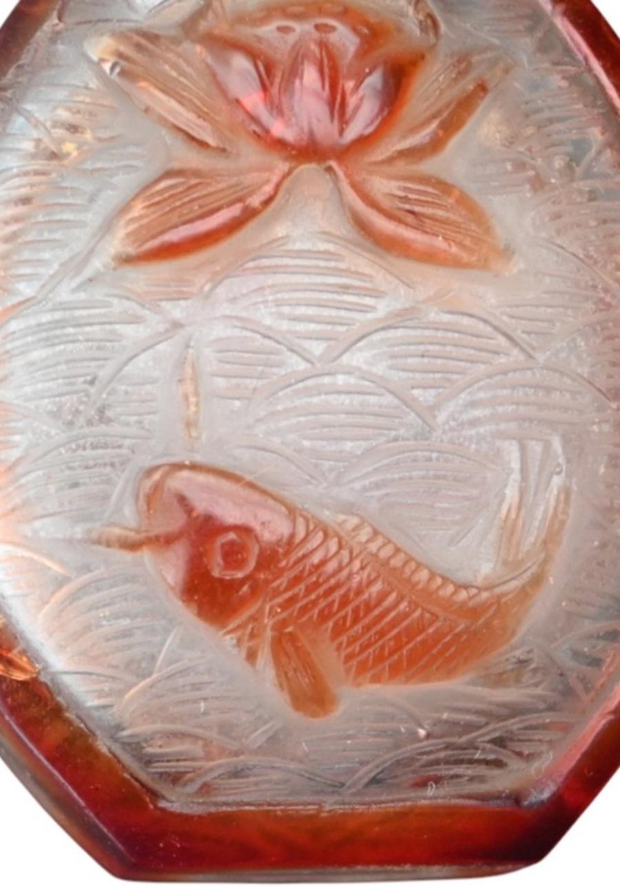 Sculpté à la main Bouteille à priser en verre de Pékin - Poisson et Lotus - vers 1890-1920 en vente