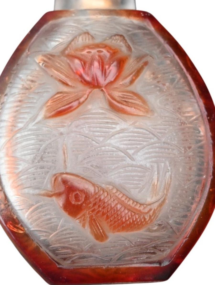Bouteille à priser en verre de Pékin - Poisson et Lotus - vers 1890-1920 en vente 1
