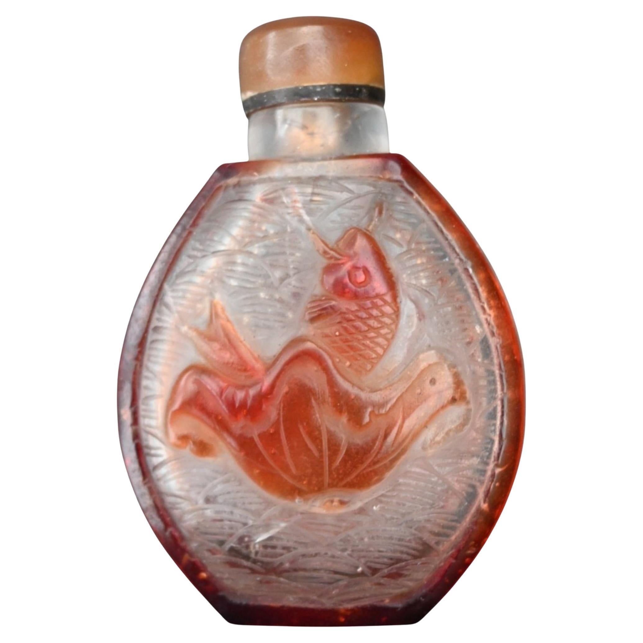 Bouteille à priser en verre de Pékin - Poisson et Lotus - vers 1890-1920 en vente