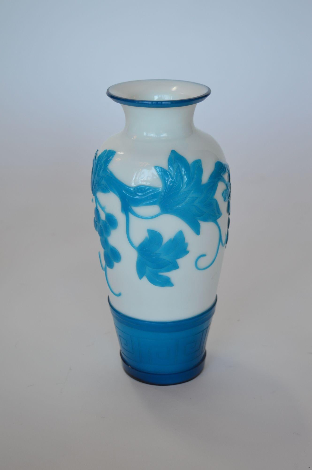 Chinese Peking Glass Vase In Good Condition For Sale In Los Angeles, CA