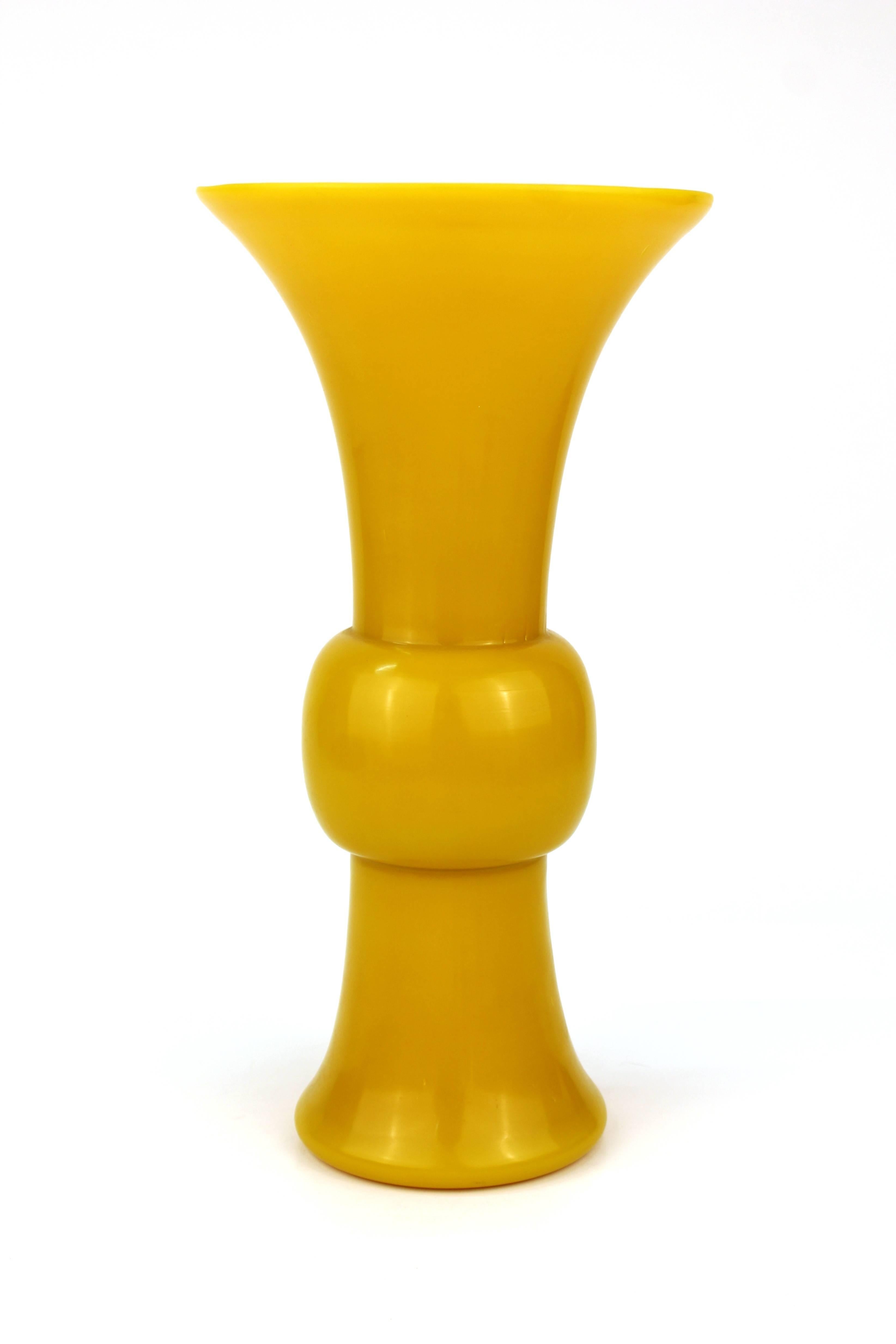 Vase impérial chinois en verre jaune de Pékin, datant des années 1900. La pièce est en bon état et ne présente aucune marque.