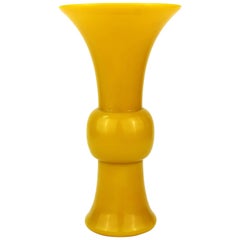 Vase en verre jaune impérial pékinois