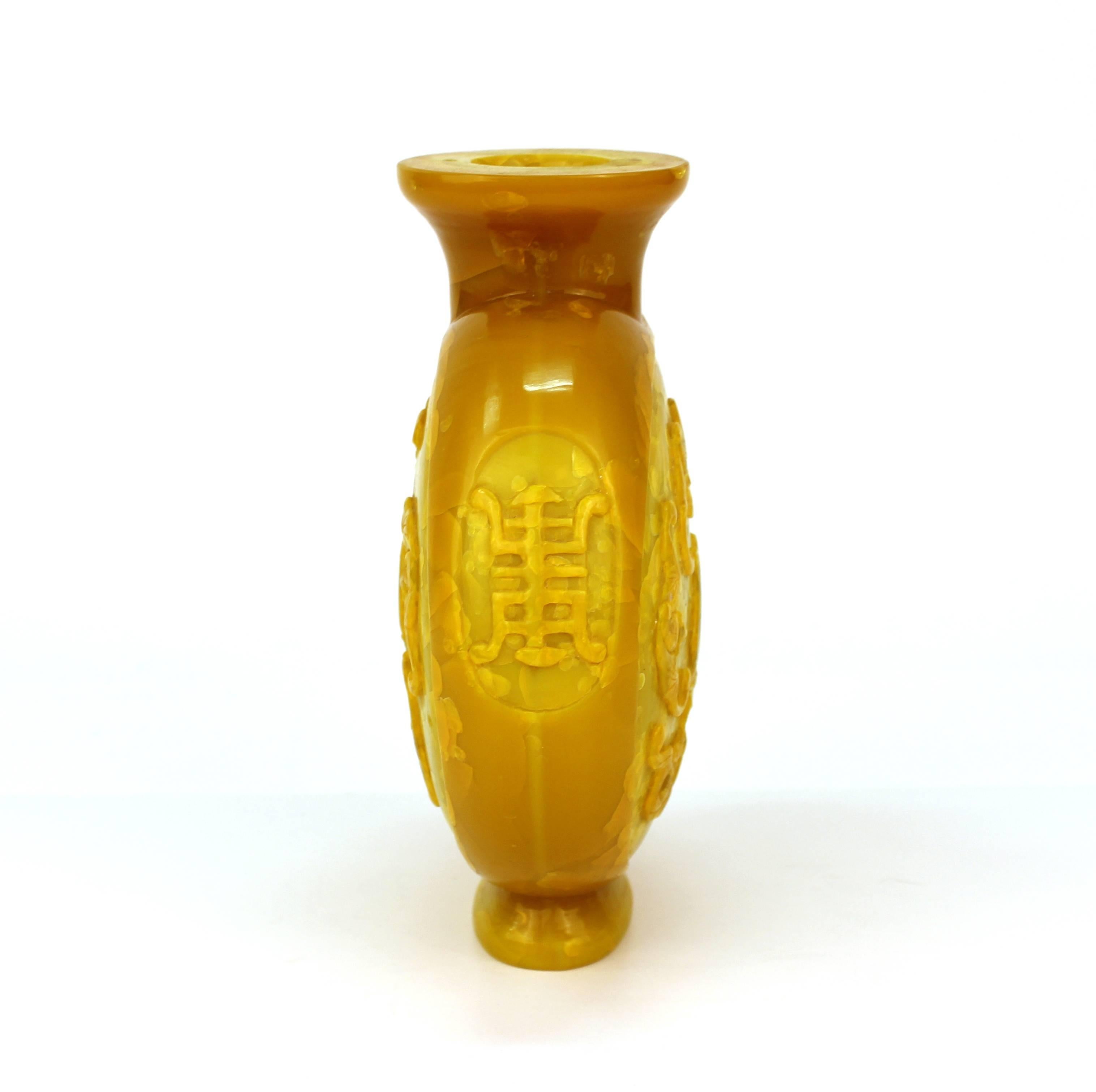 Chinesische gelbe chinesische Vase mit hochreliefiertem Motiv von Fächern und Pfauen (Chinesischer Export) im Angebot