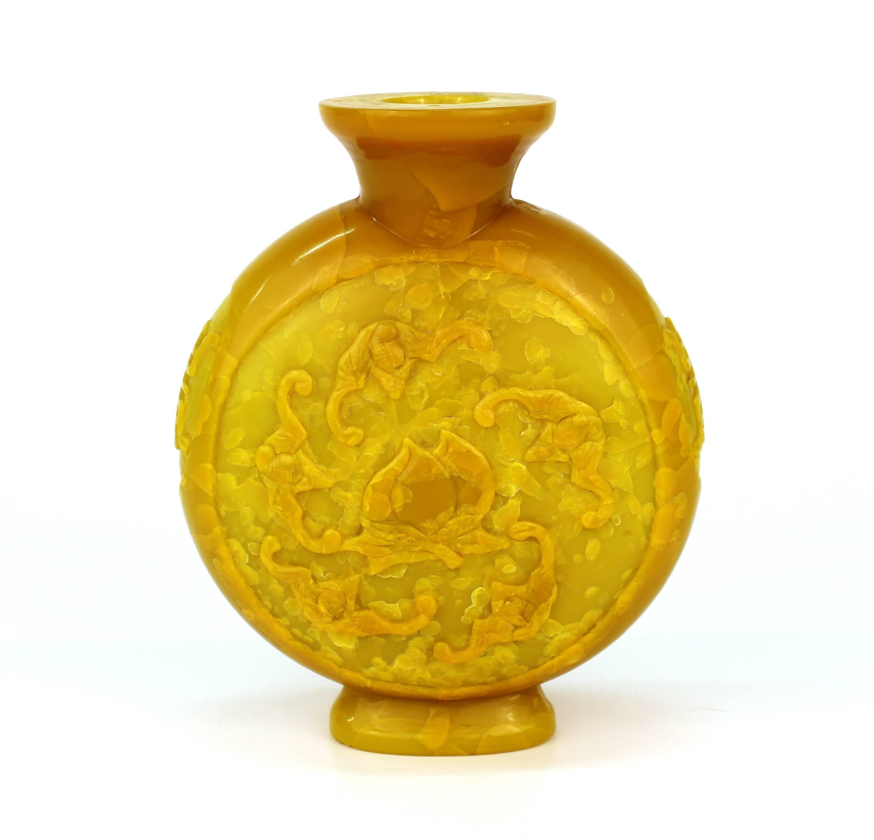 Chinesische gelbe chinesische Vase mit hochreliefiertem Motiv von Fächern und Pfauen im Zustand „Relativ gut“ im Angebot in New York, NY