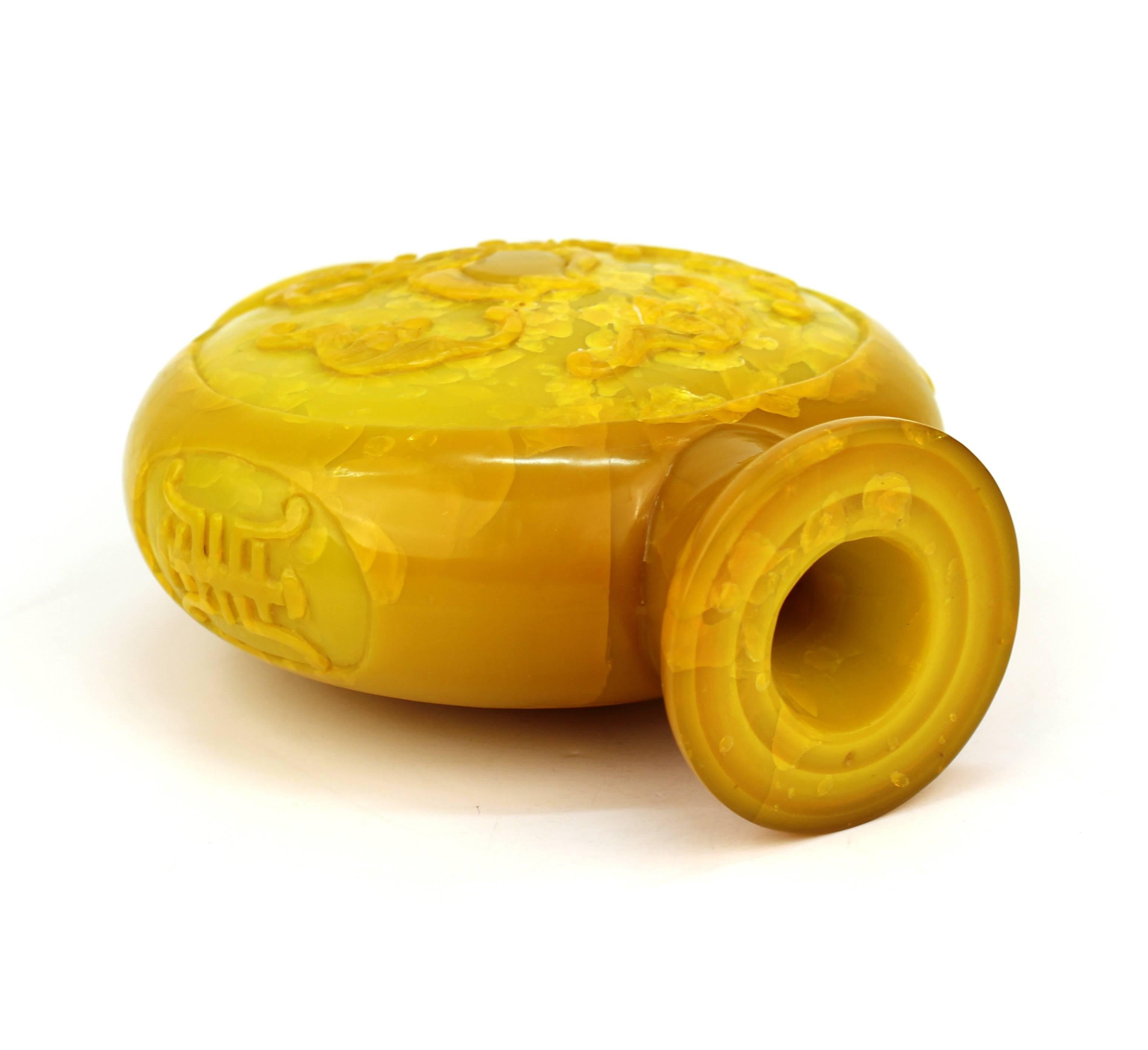 Chinesische gelbe chinesische Vase mit hochreliefiertem Motiv von Fächern und Pfauen (Glas) im Angebot
