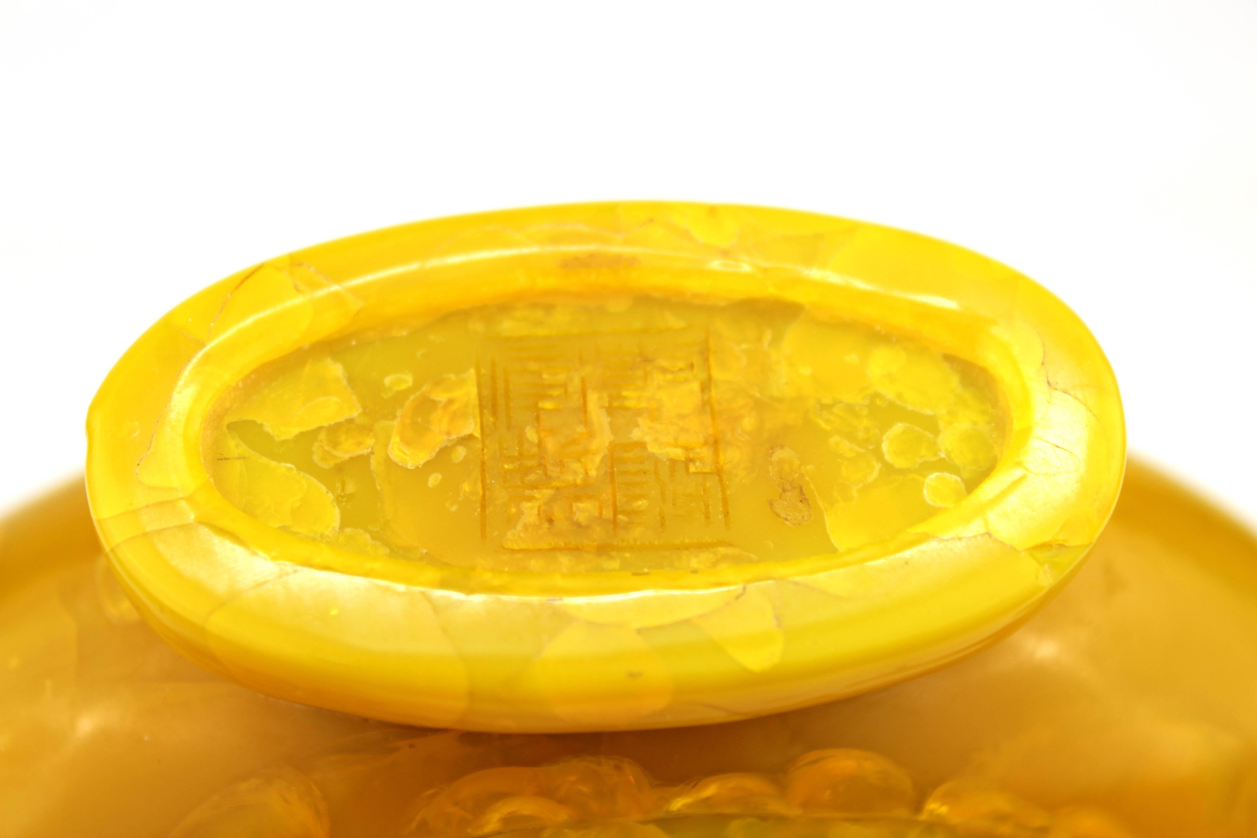 Chinesische gelbe chinesische Vase mit hochreliefiertem Motiv von Fächern und Pfauen im Angebot 3