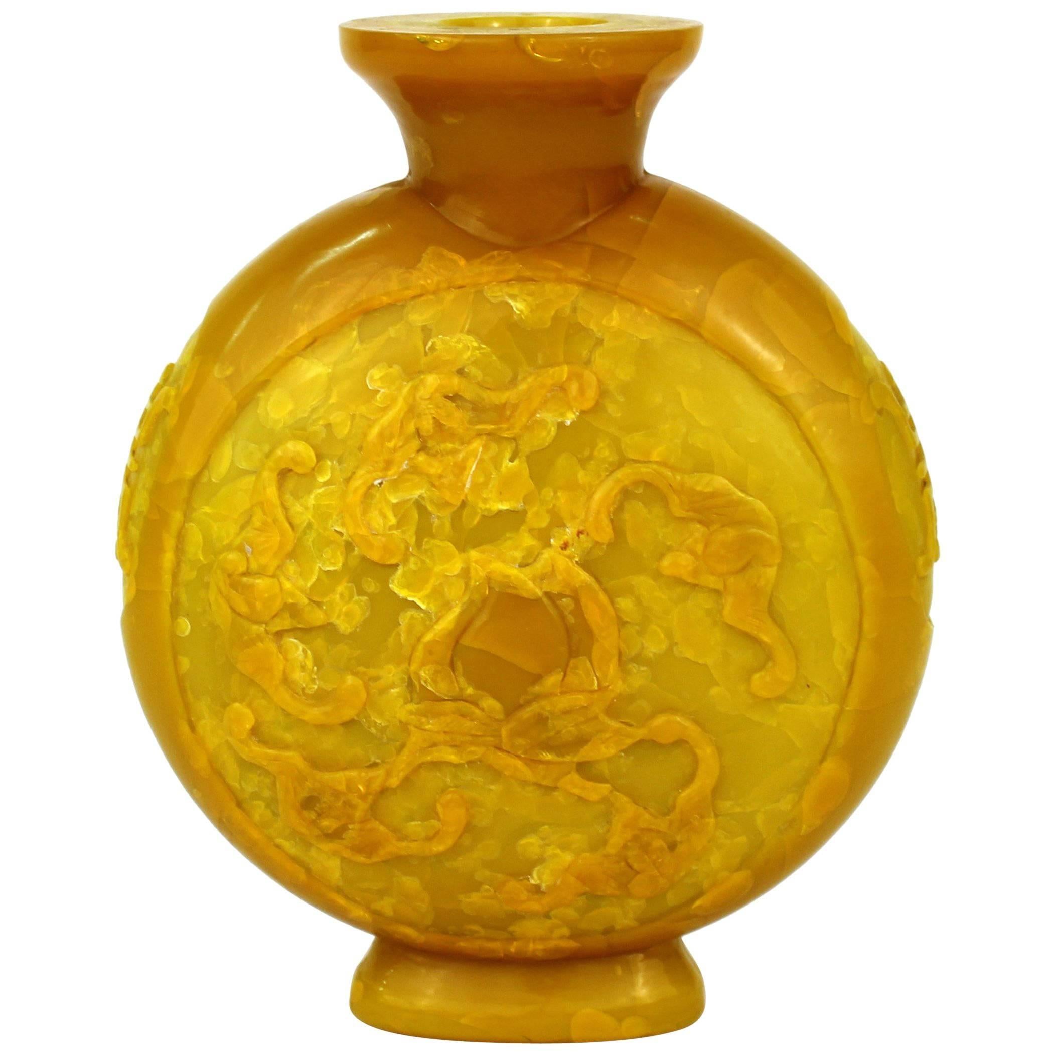 Chinesische gelbe chinesische Vase mit hochreliefiertem Motiv von Fächern und Pfauen im Angebot