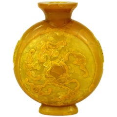 Vaso cinese giallo con motivo in rilievo di pipistrelli e pesche