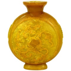 Chinesische gelbe chinesische Vase mit hochreliefiertem Motiv von Fächern und Pfauen