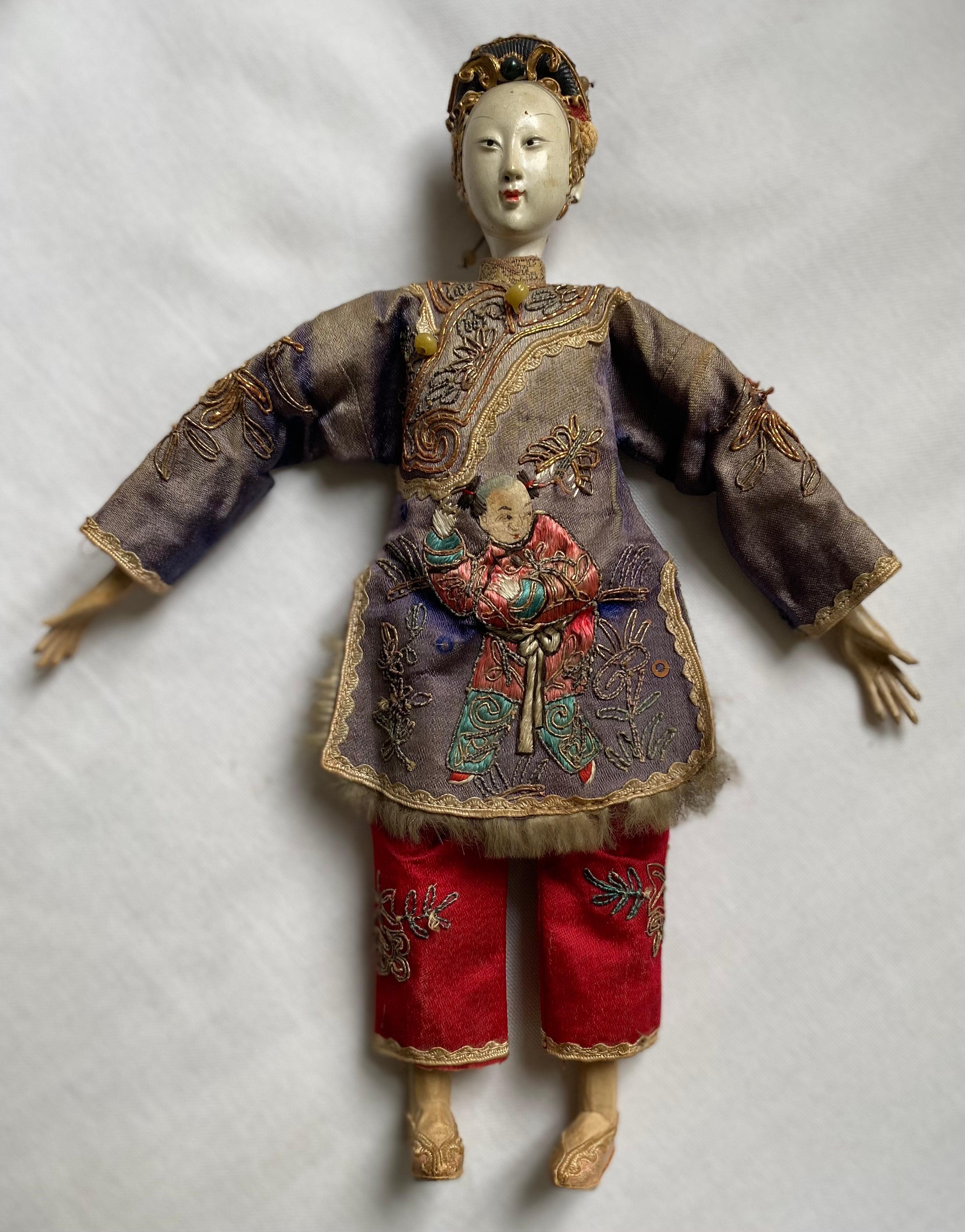 2 antique Chinese dolls, from the Qing Dynasty.

These dolls were handcrafted in the Chaozhou region around 1880

The dolls have a wooden torso, movable arms and legs, and are made of sheet iron.

The feet are made of wood, the hands are made