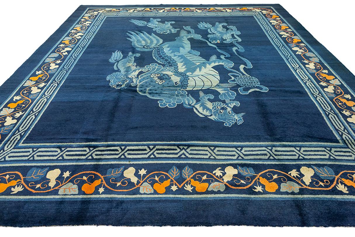 Cet exceptionnel tapis chinois de Pékin est un exemple frappant de l'art de la fabrication des tapis chinois, connu pour son design unique, sa taille impressionnante et sa profonde signification historique. Mesurant environ 340 x 370 cm, ce tapis