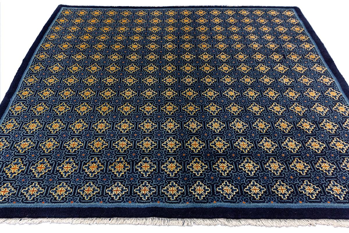Chinesischer Peking-Teppich - Geometrisches Blumenmuster - 152 × 172 cm
Dieser bezaubernde Peking-Teppich aus China mit einer Größe von 152 × 172 cm zeigt ein harmonisches Allover-Muster aus miteinander verbundenen Blumenmedaillons vor einem
