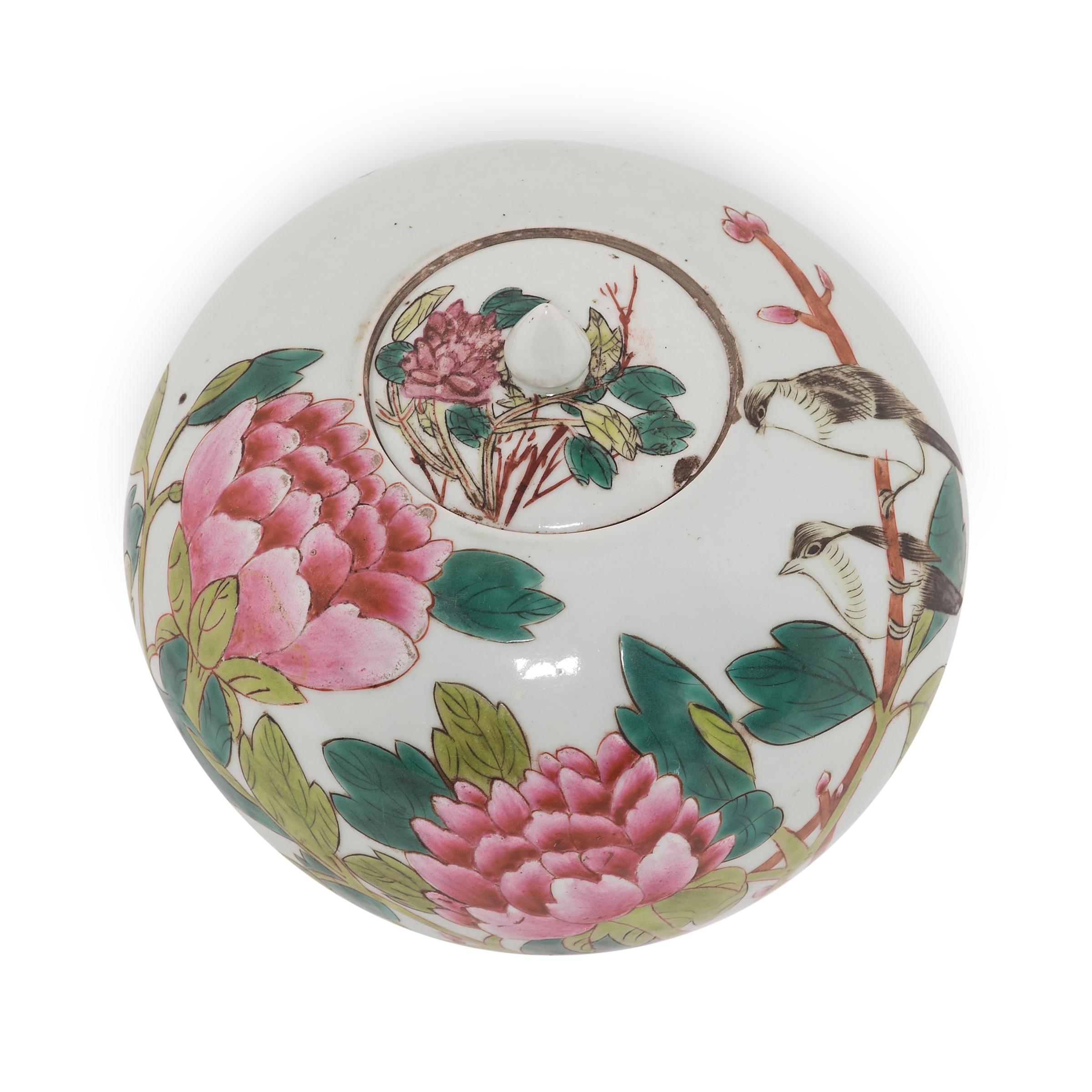 Chinese Peony Ginger Jar, c. 1900 In Good Condition In Chicago, IL