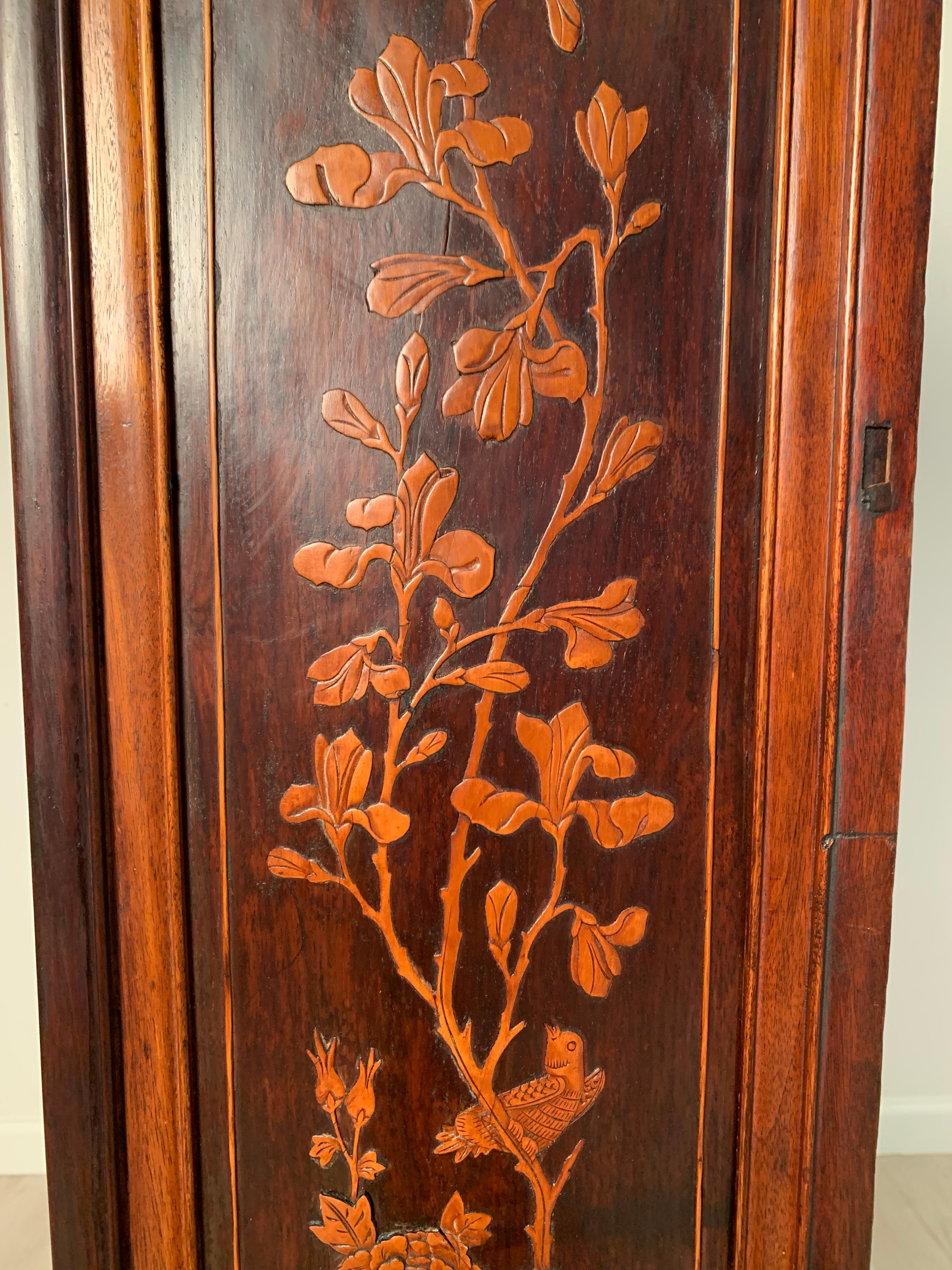Chinesischer Pagodenschrank aus Hartholz mit Peranakan-Intarsien, frühes 20. Jahrhundert im Angebot 6