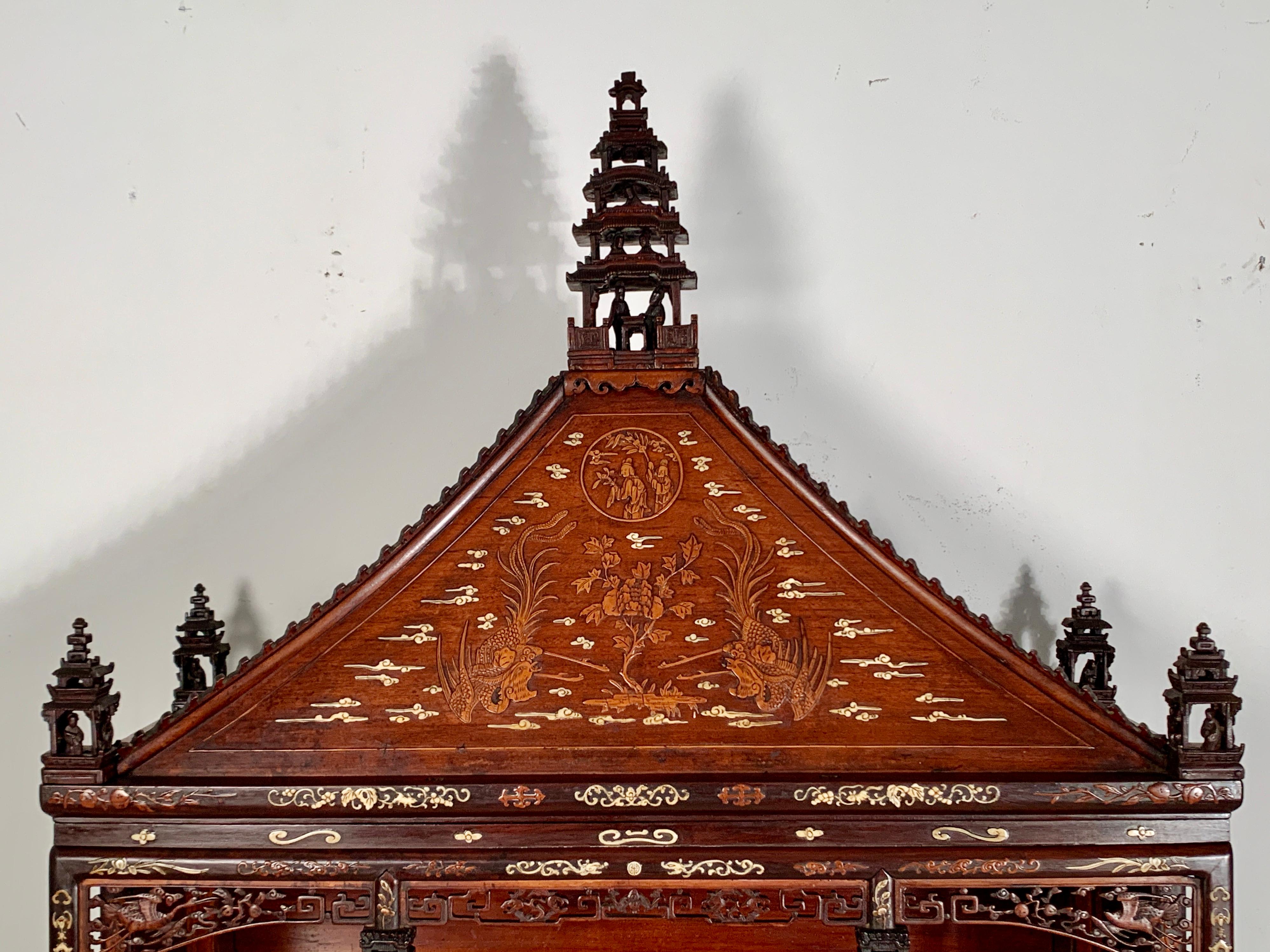 Chinesischer Pagodenschrank aus Hartholz mit Peranakan-Intarsien, frühes 20. Jahrhundert (Frühes 20. Jahrhundert) im Angebot