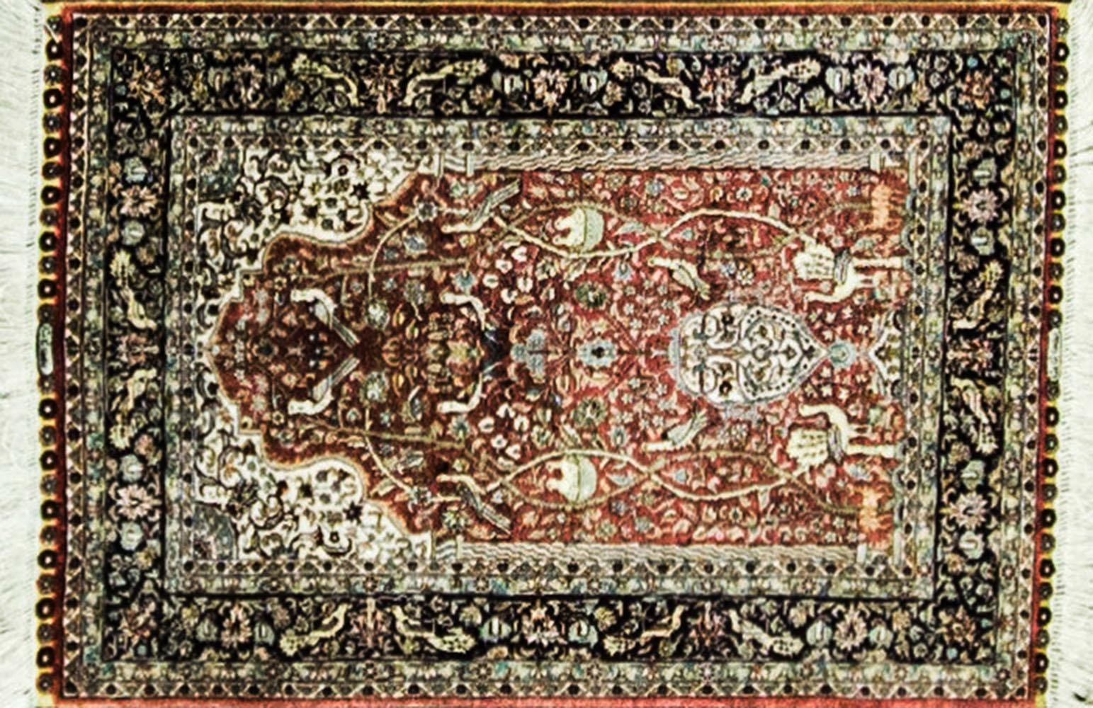 Les tapis persans en soie de Qum, originaires de la ville de Qum (Qom) dans le centre de l'Iran, sont réputés pour leur artisanat exquis, leurs designs complexes et leurs matériaux luxueux. Ces tapis sont très appréciés des collectionneurs et des