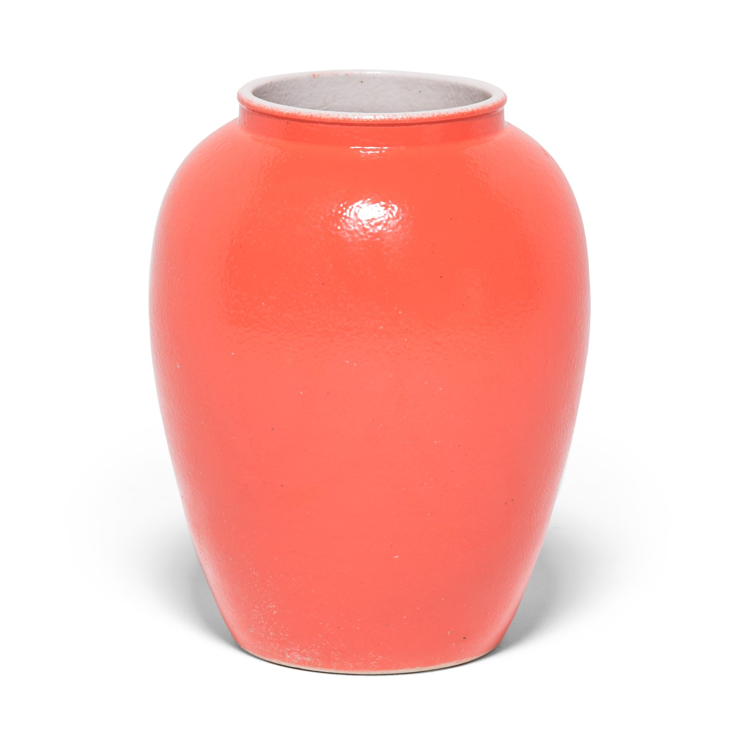 Ce grand vase conique réinterprète les courbes classiques des céramiques chinoises traditionnelles avec des lignes simplifiées et une glaçure orange kaki éclatante. Sculpté par des artisans de la province chinoise du Zhejiang, ce vase présente une