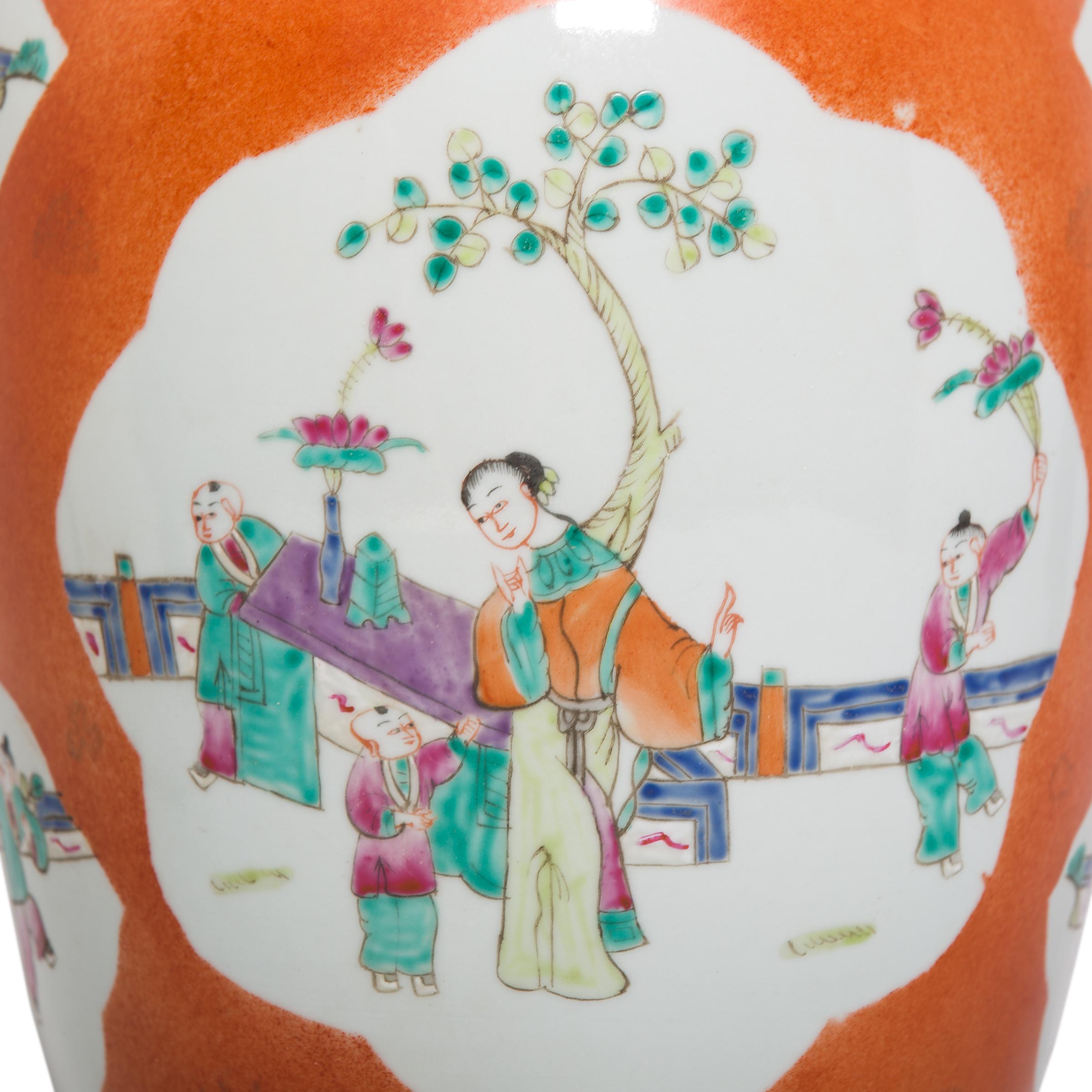 Diese Vase ist ein perfektes Beispiel für dauerhafte chinesische Symbolik und Design. Die Bediensteten im Garten wachen über die Jungen, die mit Lotuszweigen, Schmetterlingen und kleinen Charmebällen spielen. Alle diese Bilder sind Wünsche für