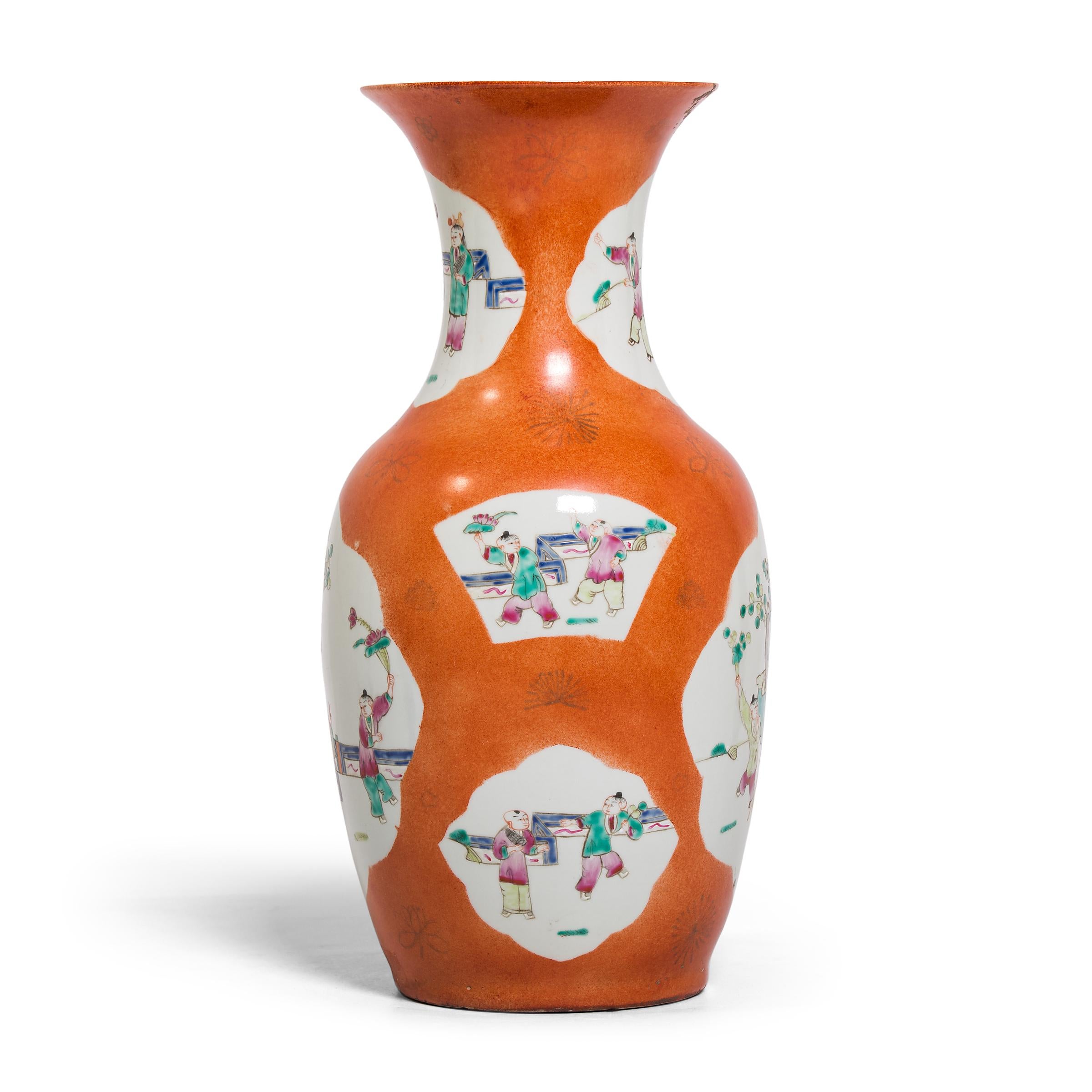 Chinese Persimmon Phoenix Tail Vase with Cartouche Paintings, c. 1920s In Good Condition For Sale In Chicago, IL
