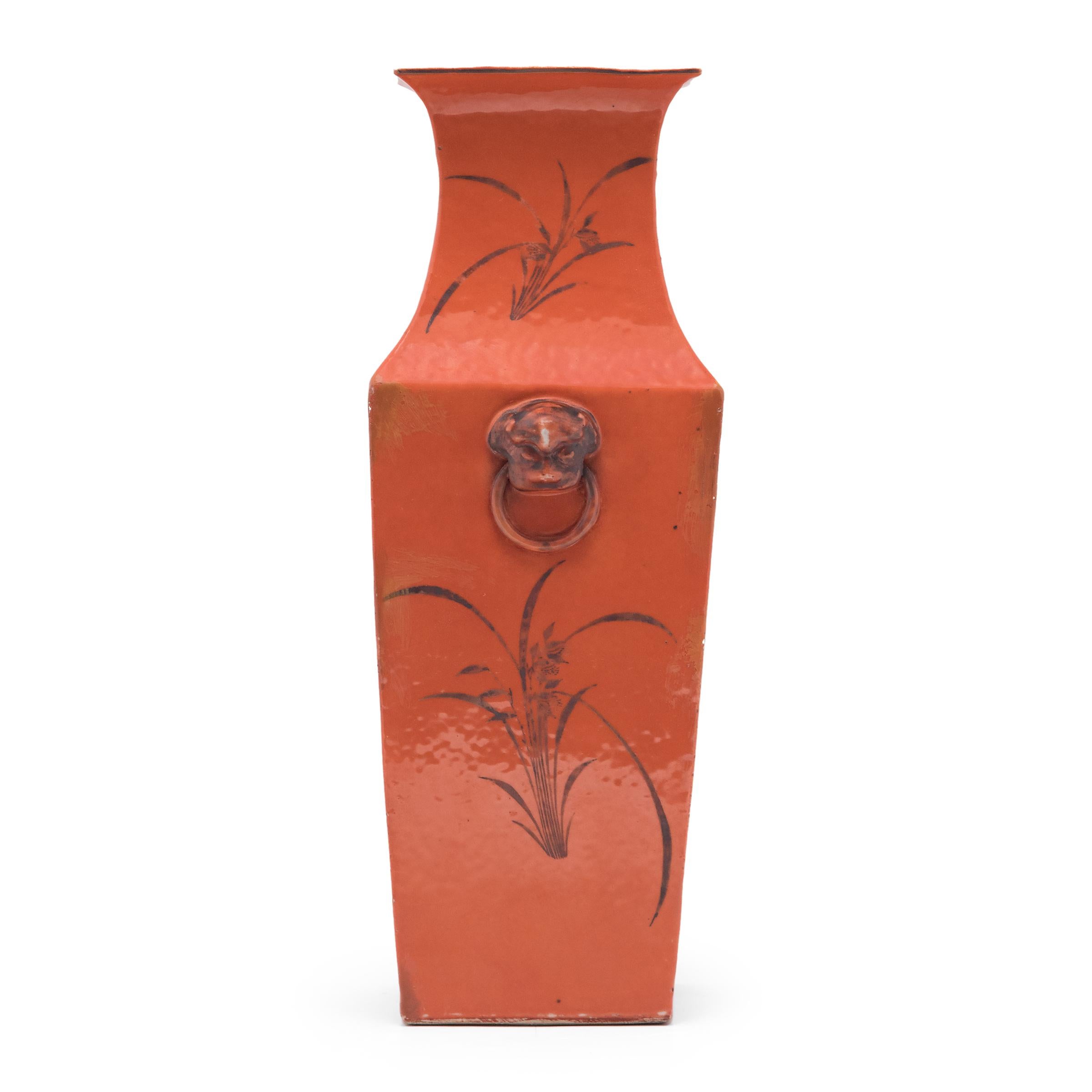 Quadratische chinesische Persimmon-Vase mit Fächerschwanz, um 1920 (Glasiert) im Angebot