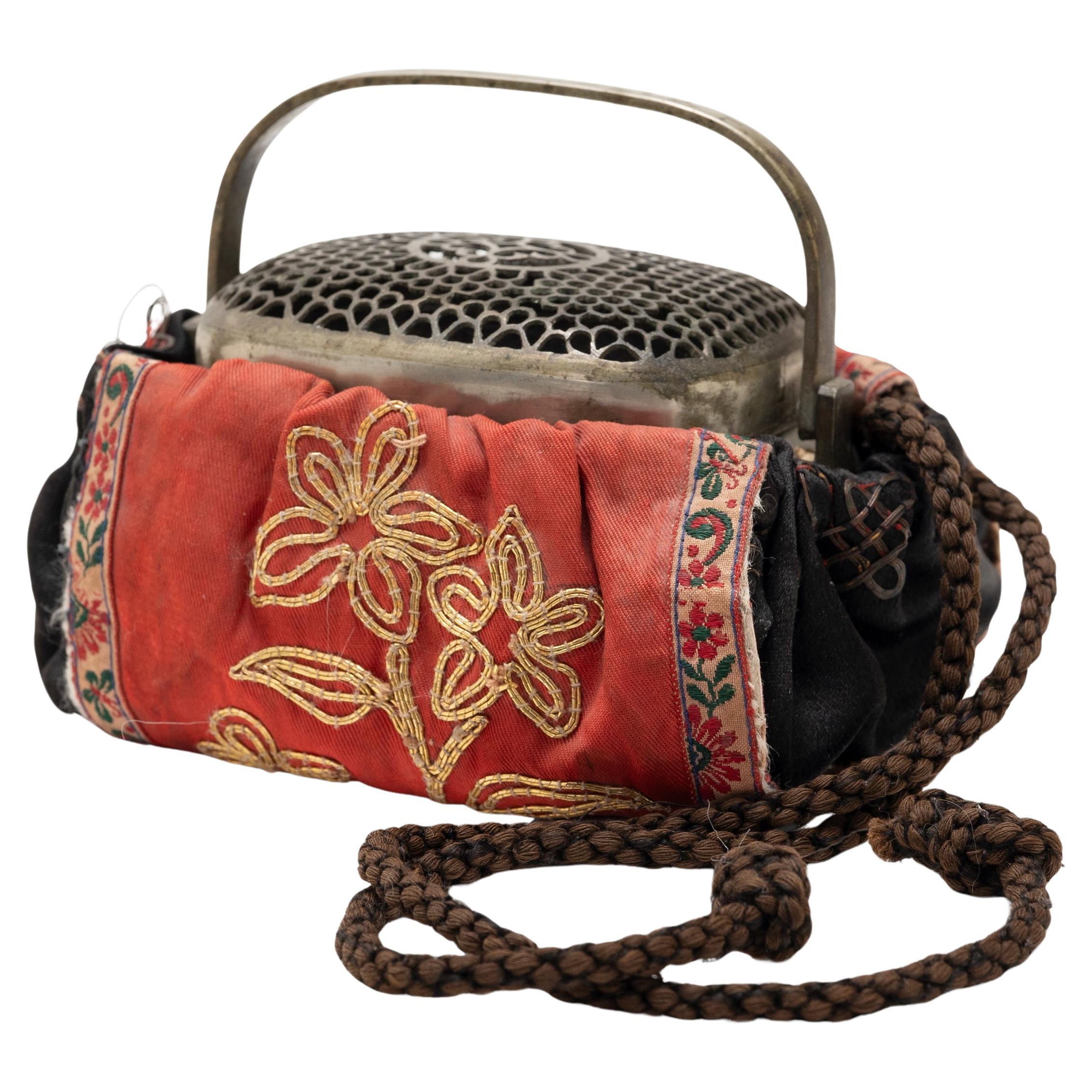 Petit brasero chinois en laiton avec pochette brodée, vers 1850