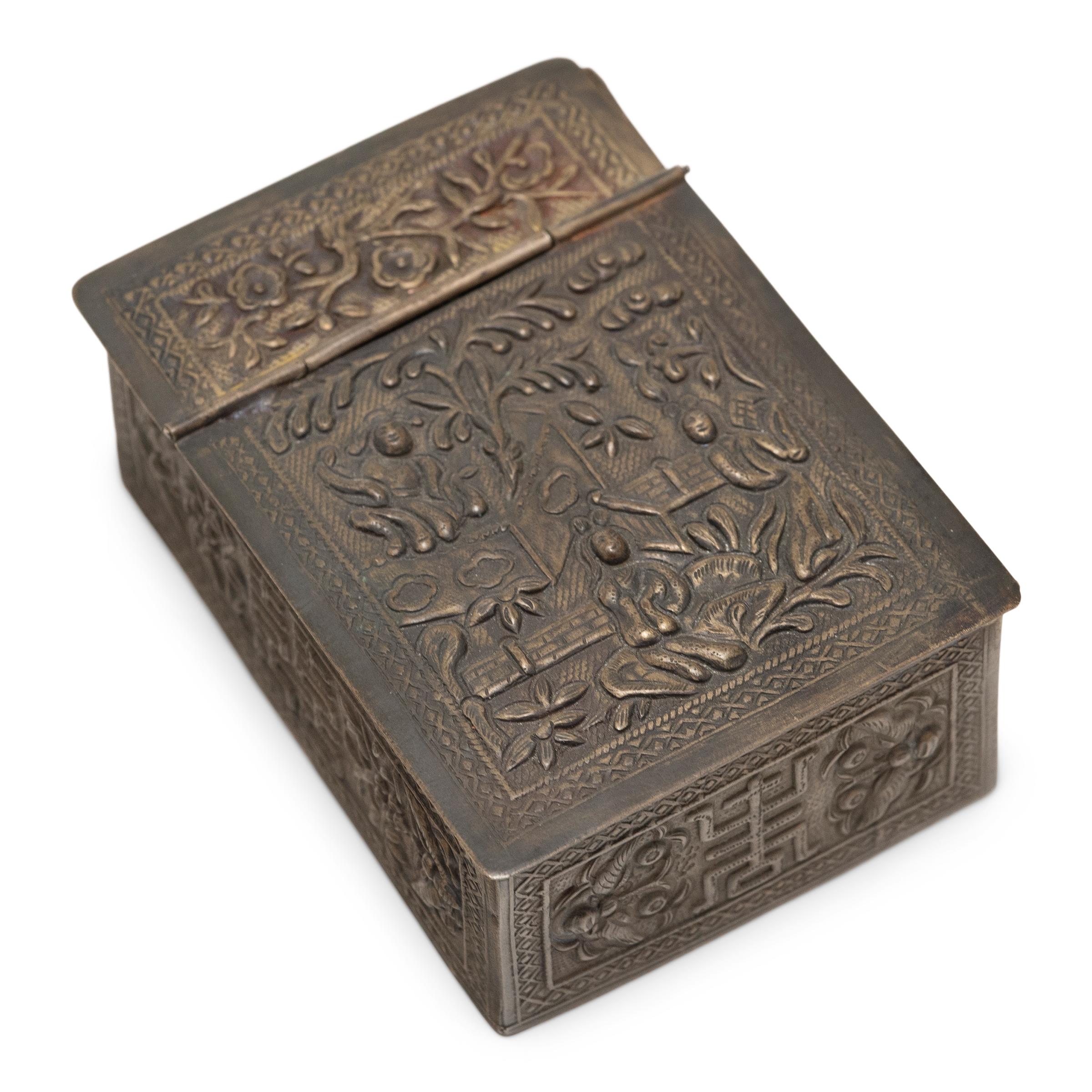Dieser zierliche Reisespiegel stammt aus dem frühen 20. Jahrhundert und hat einen Metallrahmen, der mit einem Allover-Repoussé-Dekor verziert ist. Der nach dem Vorbild der Eitelkeitskästen der Qing-Dynastie gestaltete Deckel lässt sich nach oben
