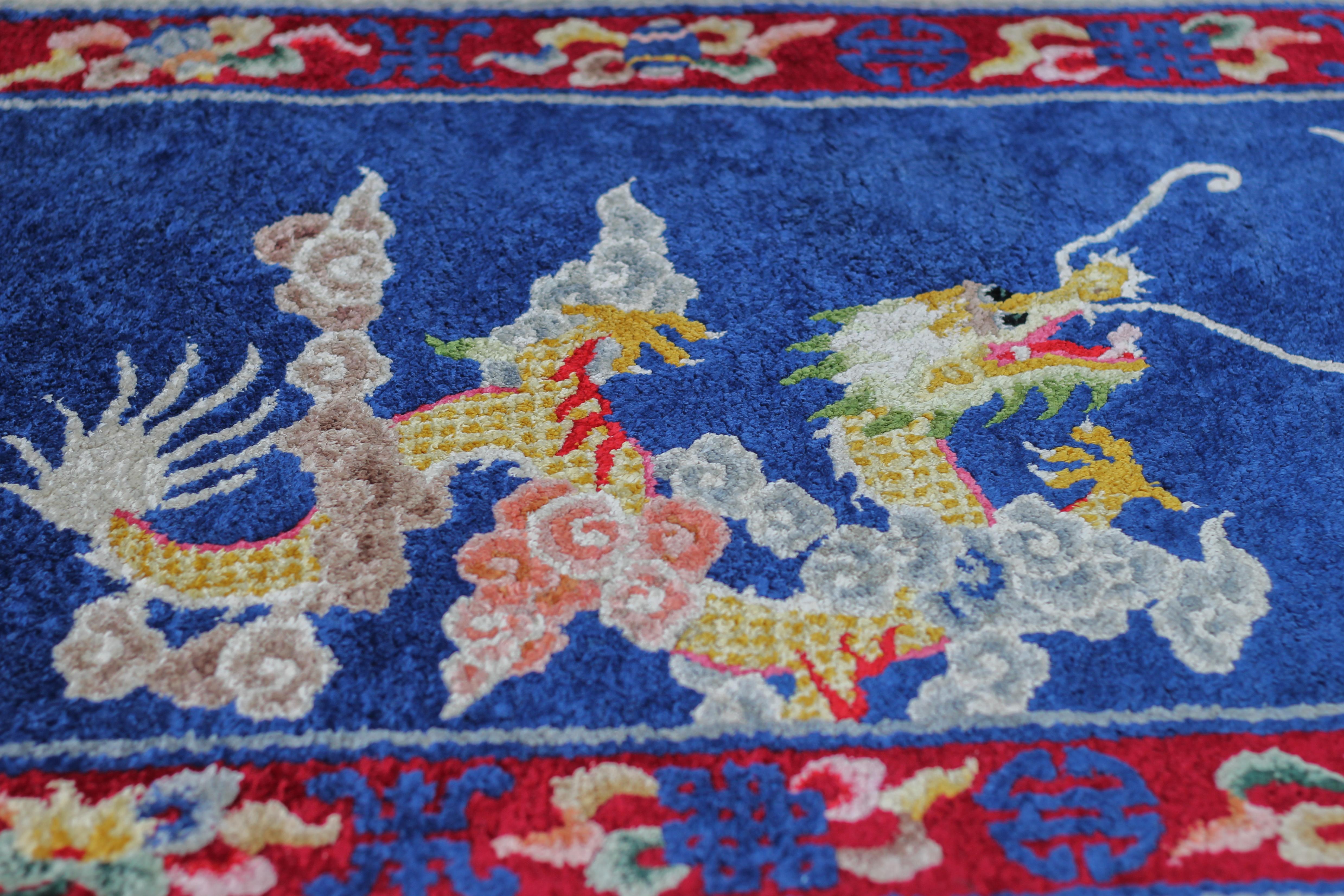 Chinesischer, malerischer, handgefertigter Seidenteppich mit Drachen im Angebot 9
