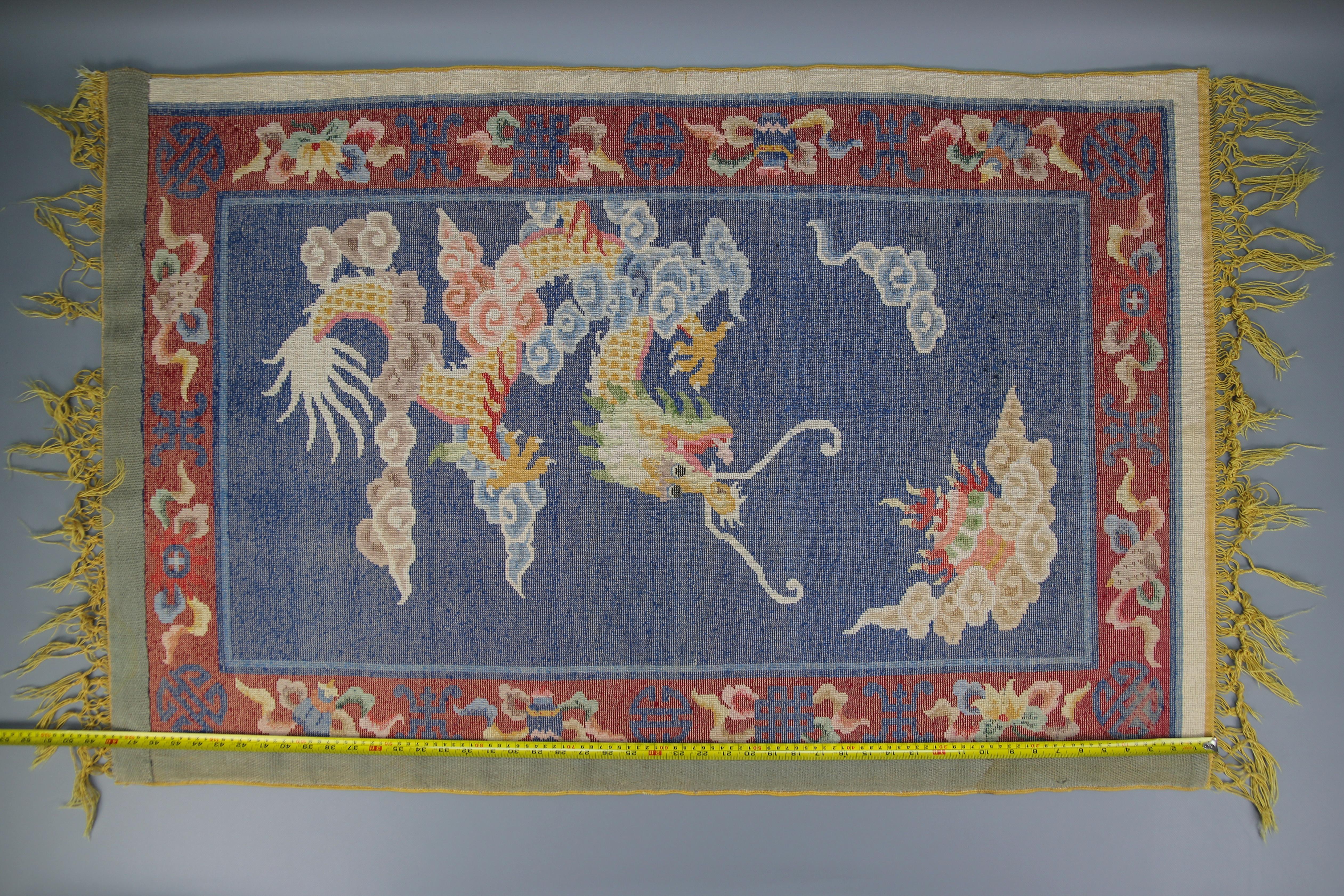 Chinesischer, malerischer, handgefertigter Seidenteppich mit Drachen im Angebot 12