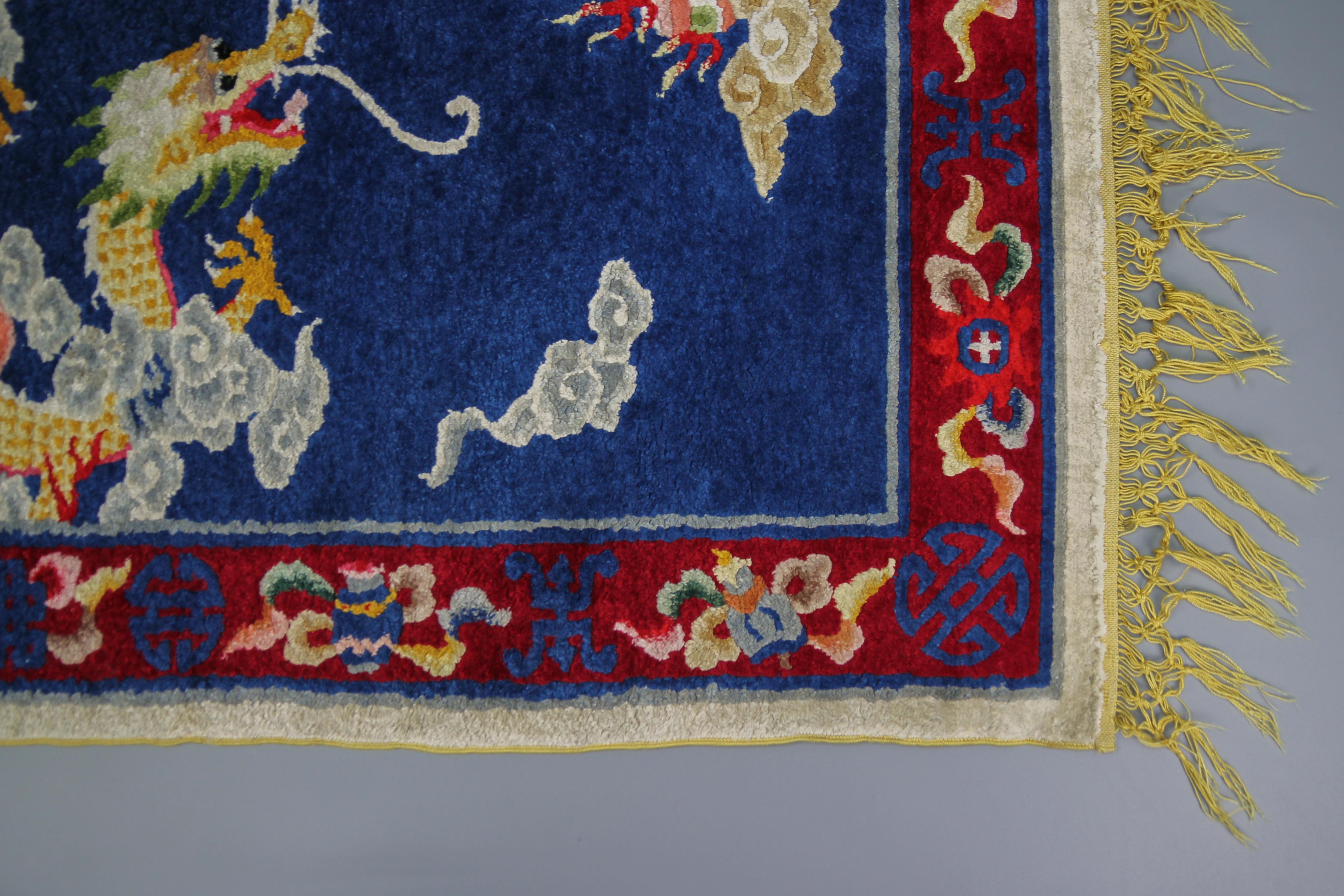 Handgefertigter chinesischer Seidenteppich aus der Mitte des 20. Jahrhunderts mit einem Drachen, umgeben von Wolken und Ornamenten in Blau, Rot und Gelb.
Abmessungen: 122 cm / 48 in x 78 cm / 30,7 in.