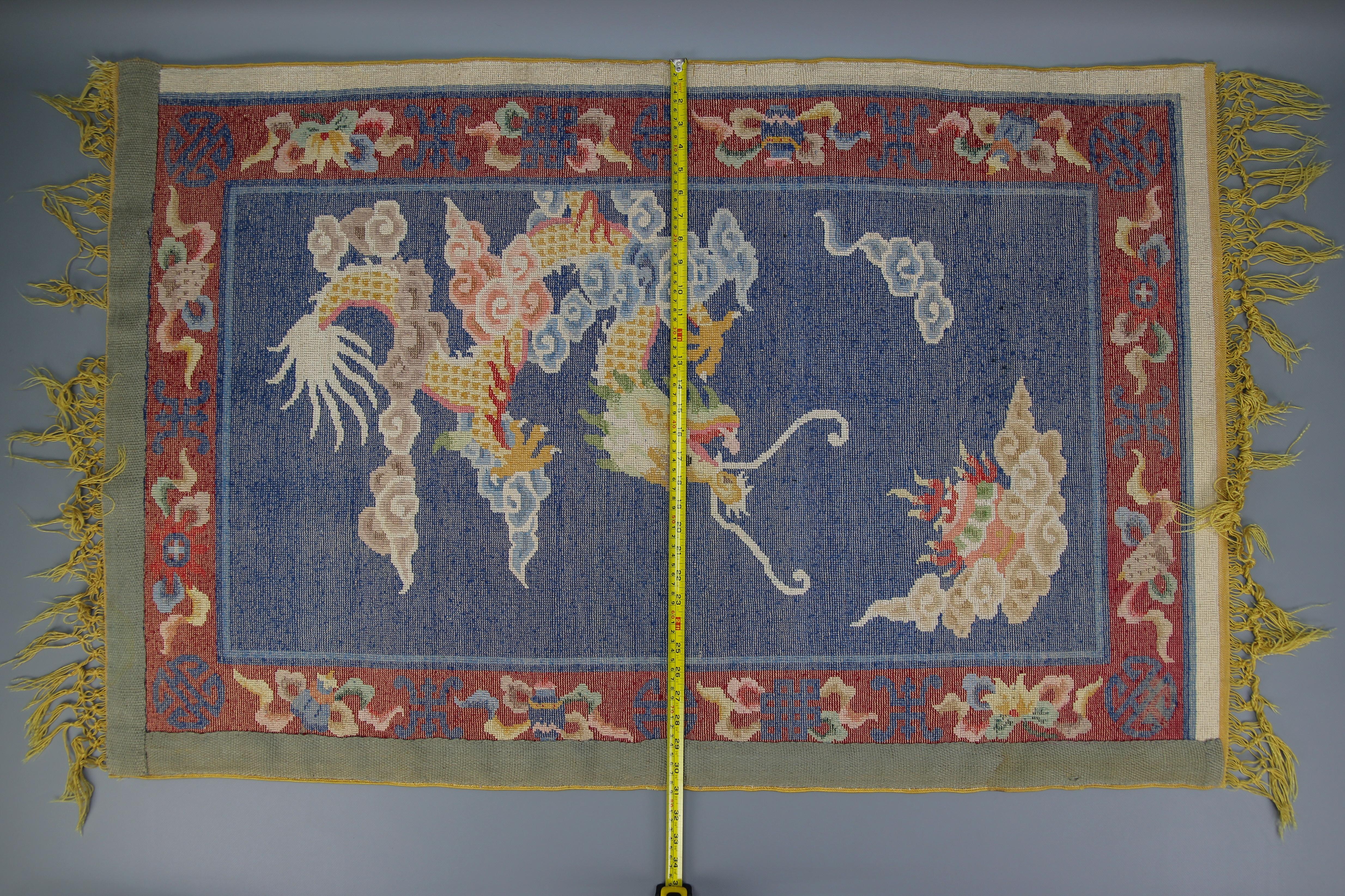 Chinesischer, malerischer, handgefertigter Seidenteppich mit Drachen im Angebot 13