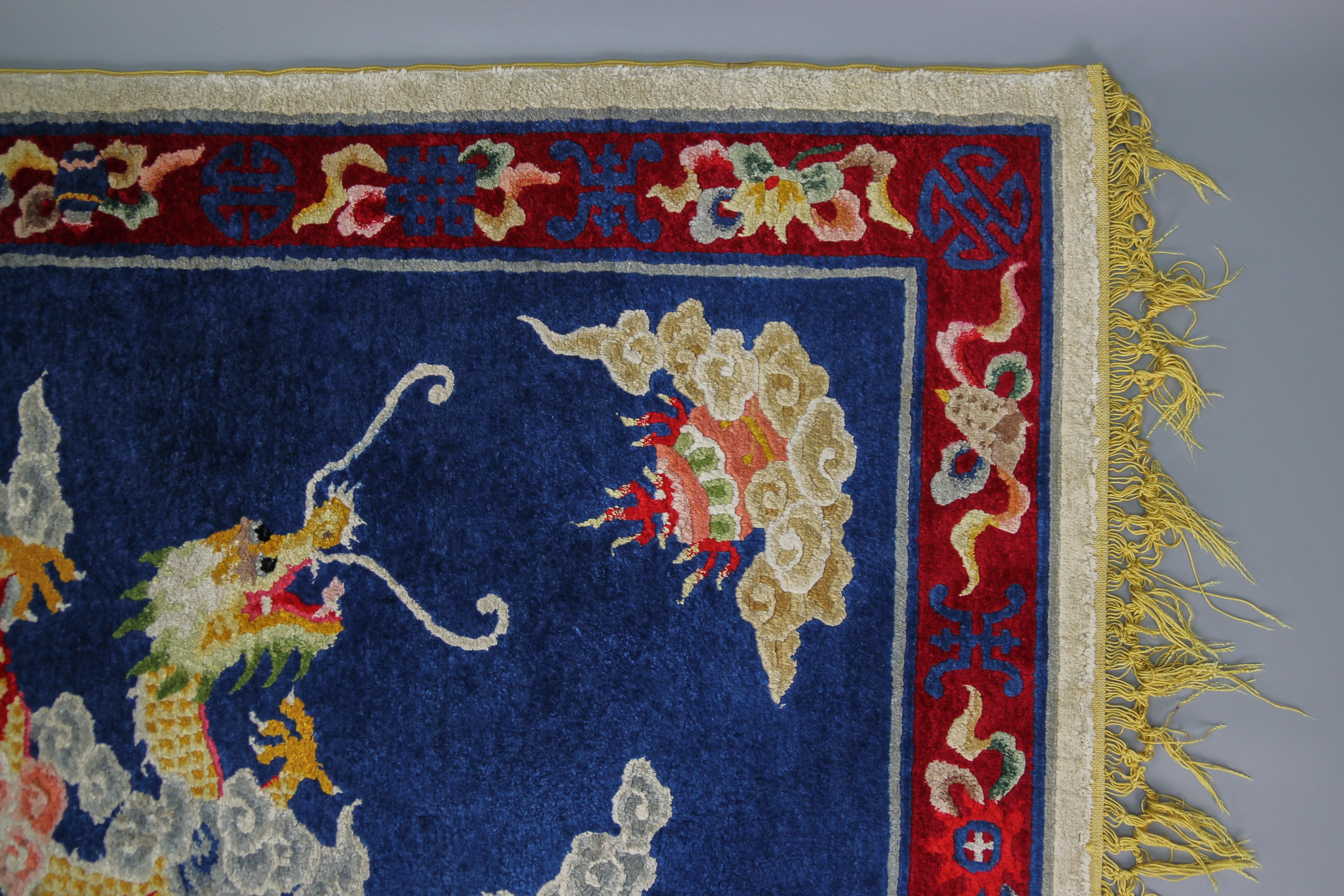 Chinesischer, malerischer, handgefertigter Seidenteppich mit Drachen (Chinoiserie) im Angebot