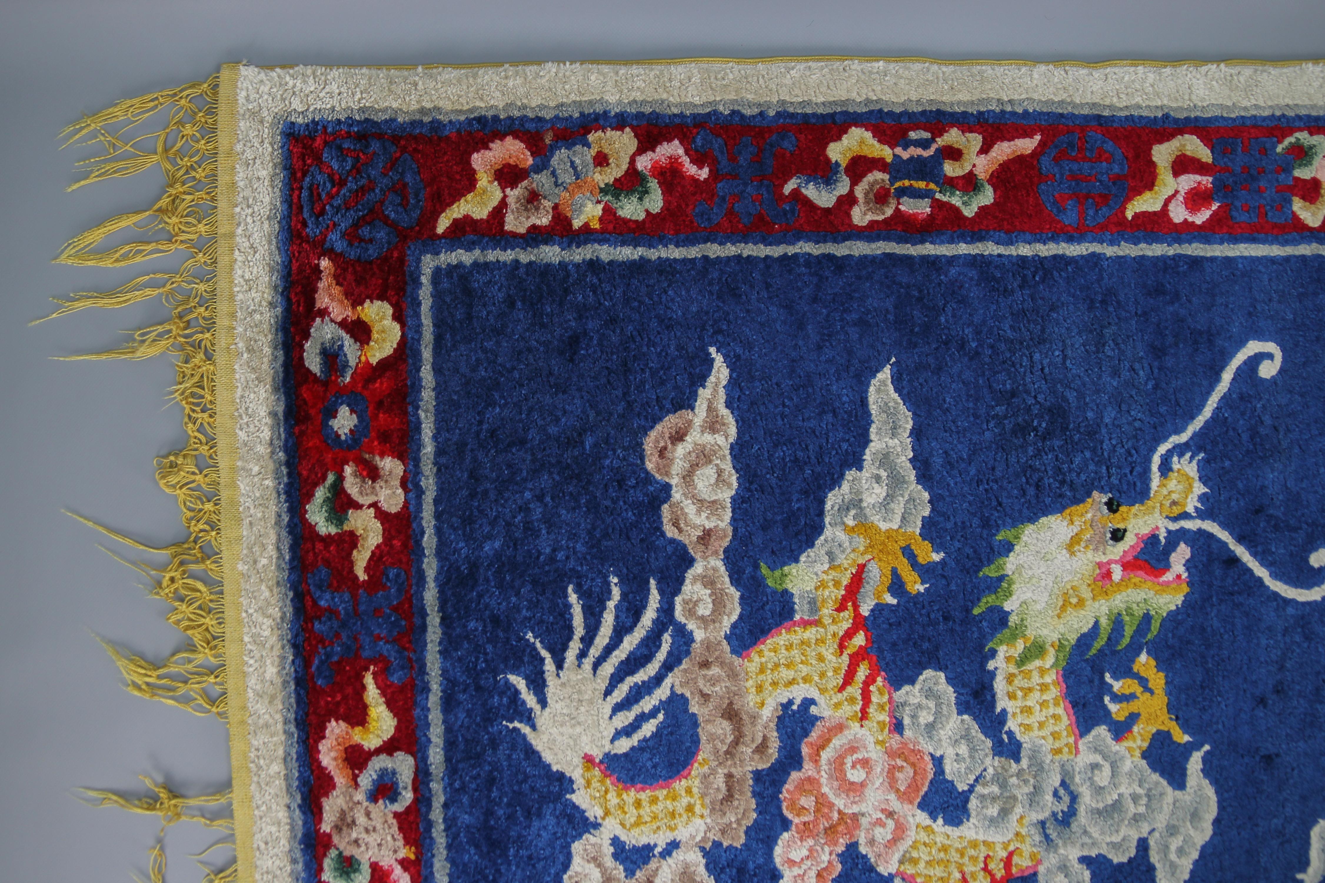 Chinesischer, malerischer, handgefertigter Seidenteppich mit Drachen (Handgeknüpft) im Angebot