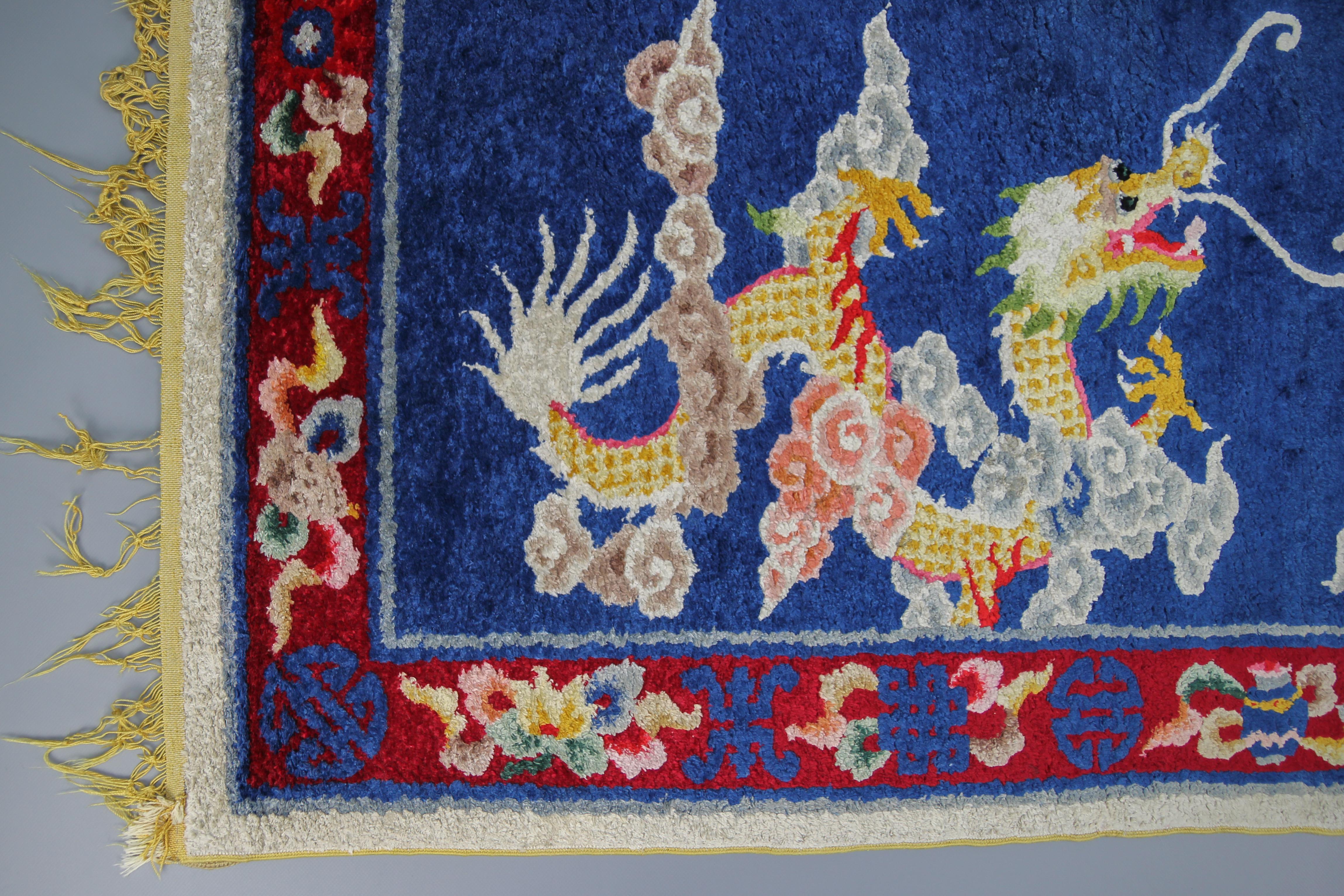 Chinesischer, malerischer, handgefertigter Seidenteppich mit Drachen im Zustand „Gut“ im Angebot in Barntrup, DE