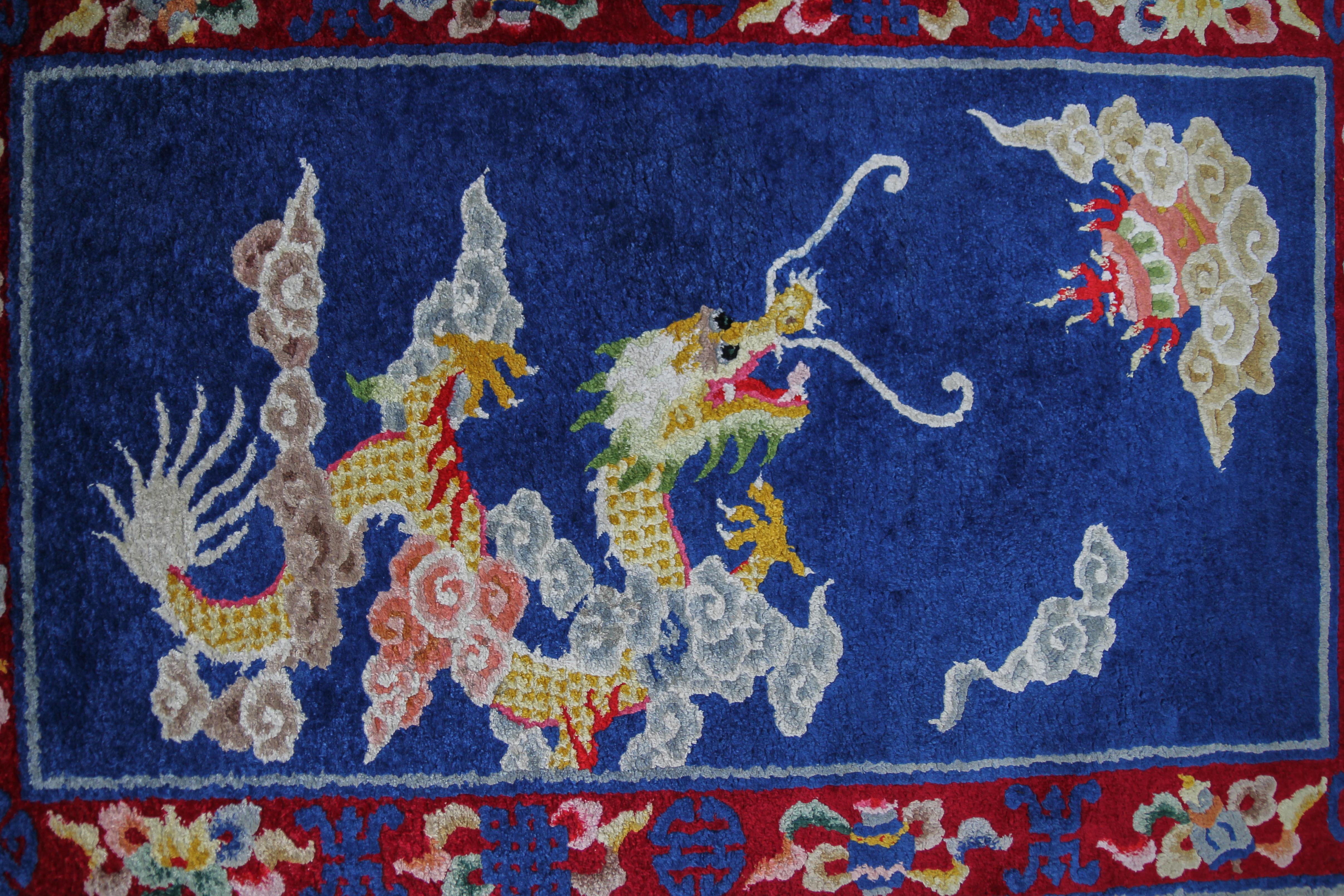 Chinesischer, malerischer, handgefertigter Seidenteppich mit Drachen (20. Jahrhundert) im Angebot