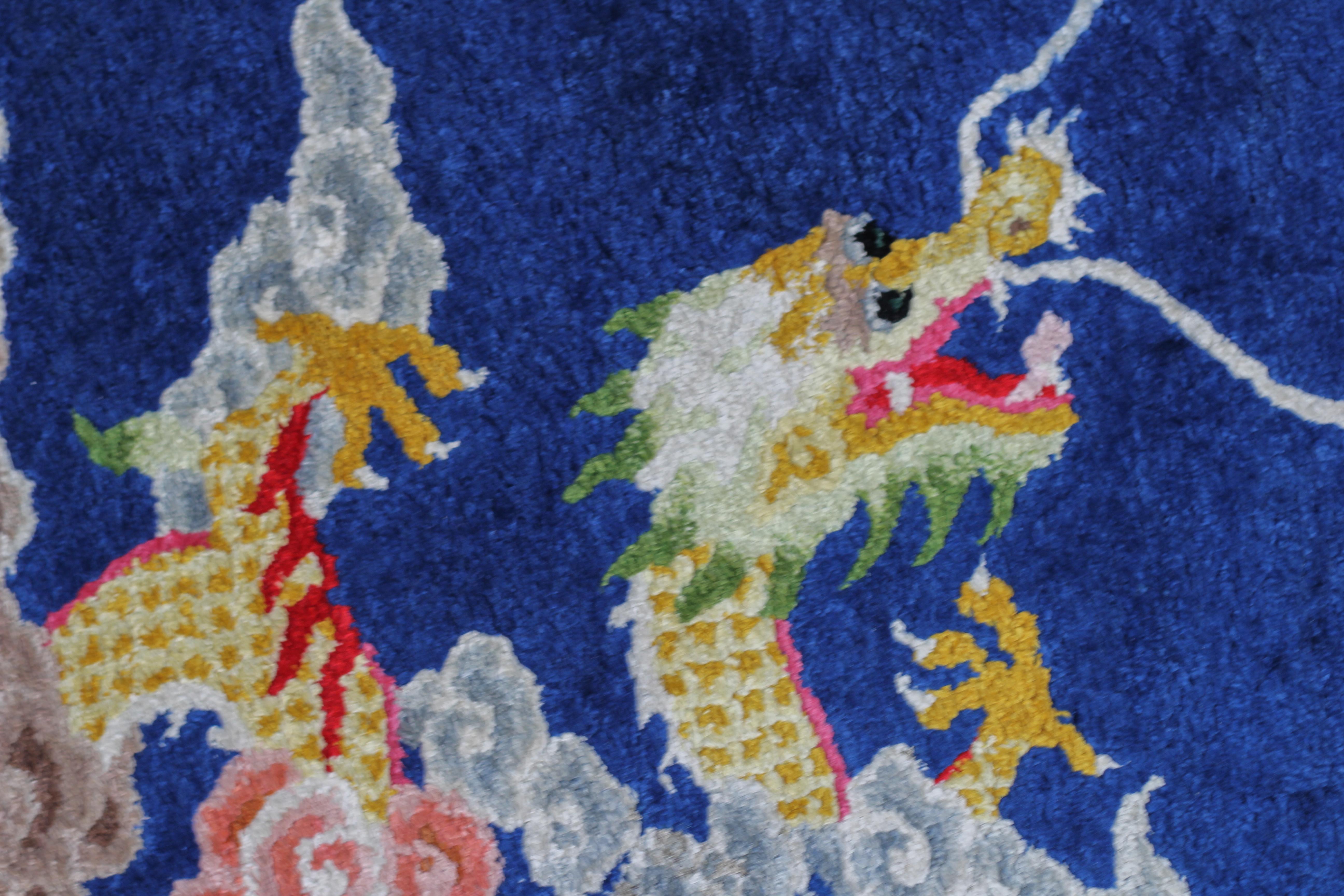 Chinesischer, malerischer, handgefertigter Seidenteppich mit Drachen (Wolle) im Angebot