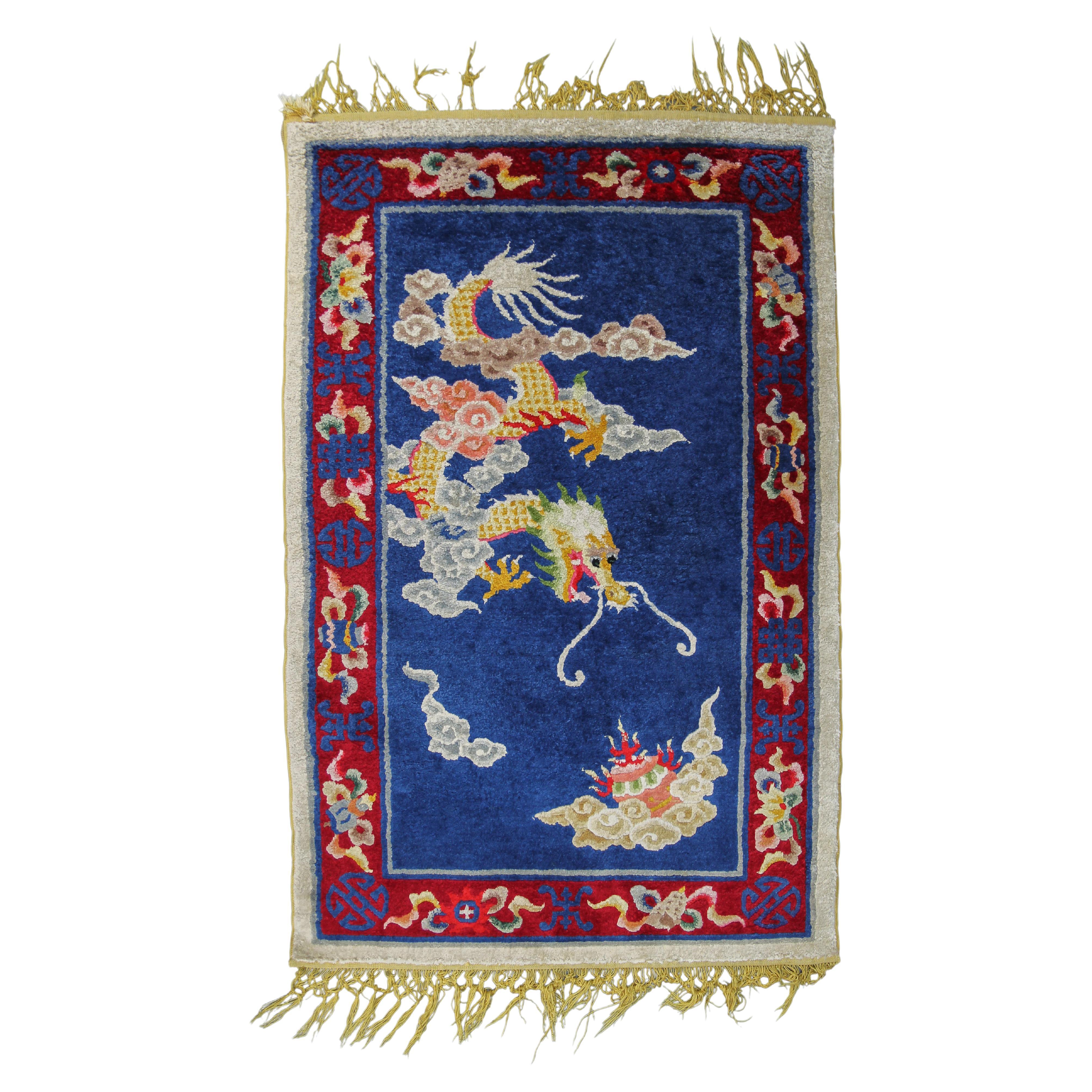 Chinesischer, malerischer, handgefertigter Seidenteppich mit Drachen im Angebot