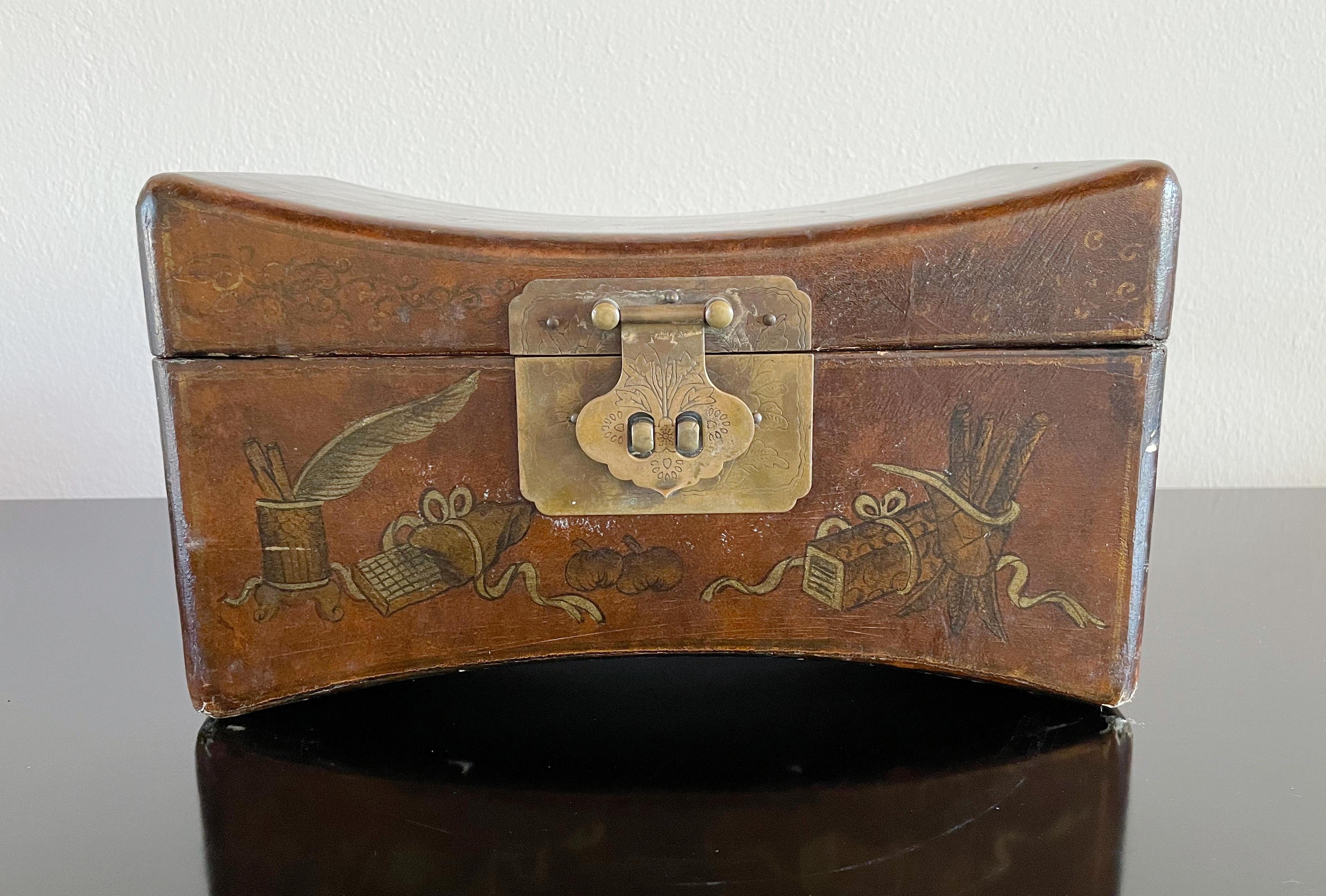 Chinese Pillow Box In Good Condition For Sale In Los Angeles, CA