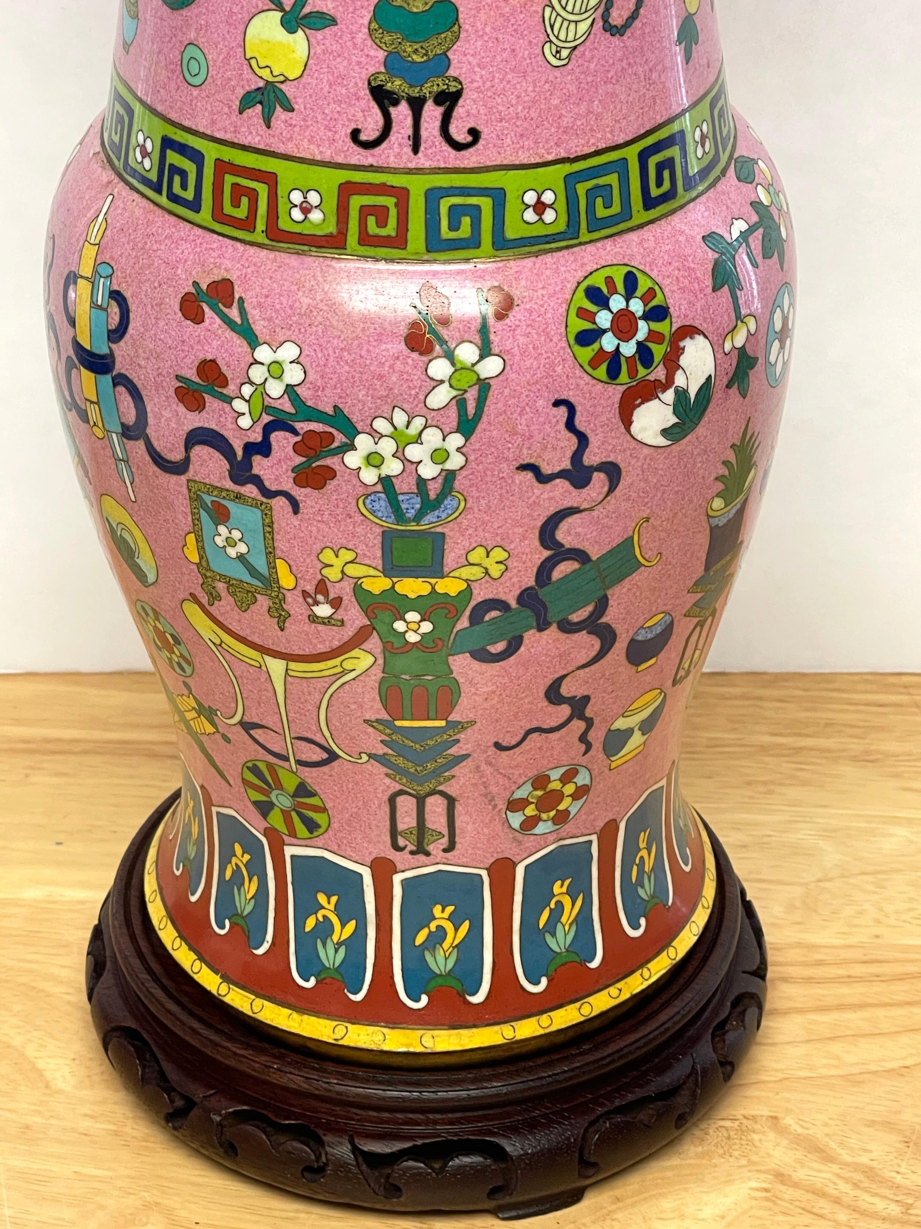 Vase chinois cloisonné à fond rose à motif 