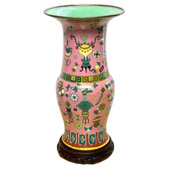  Vase chinois cloisonné à fond rose à motif "Cent Antiquités" et Stand